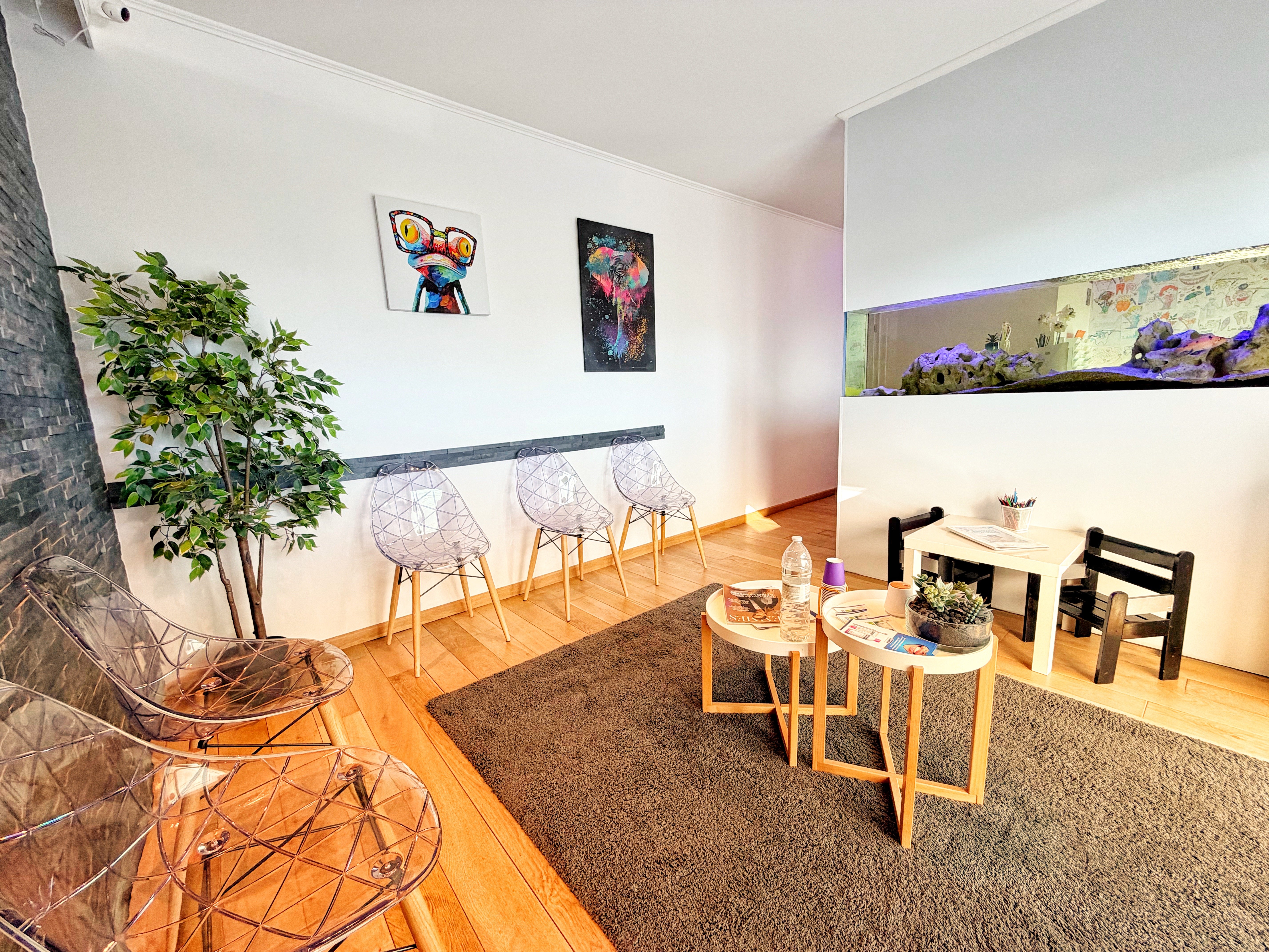 Salle d'attente avec aquarium et espace enfants