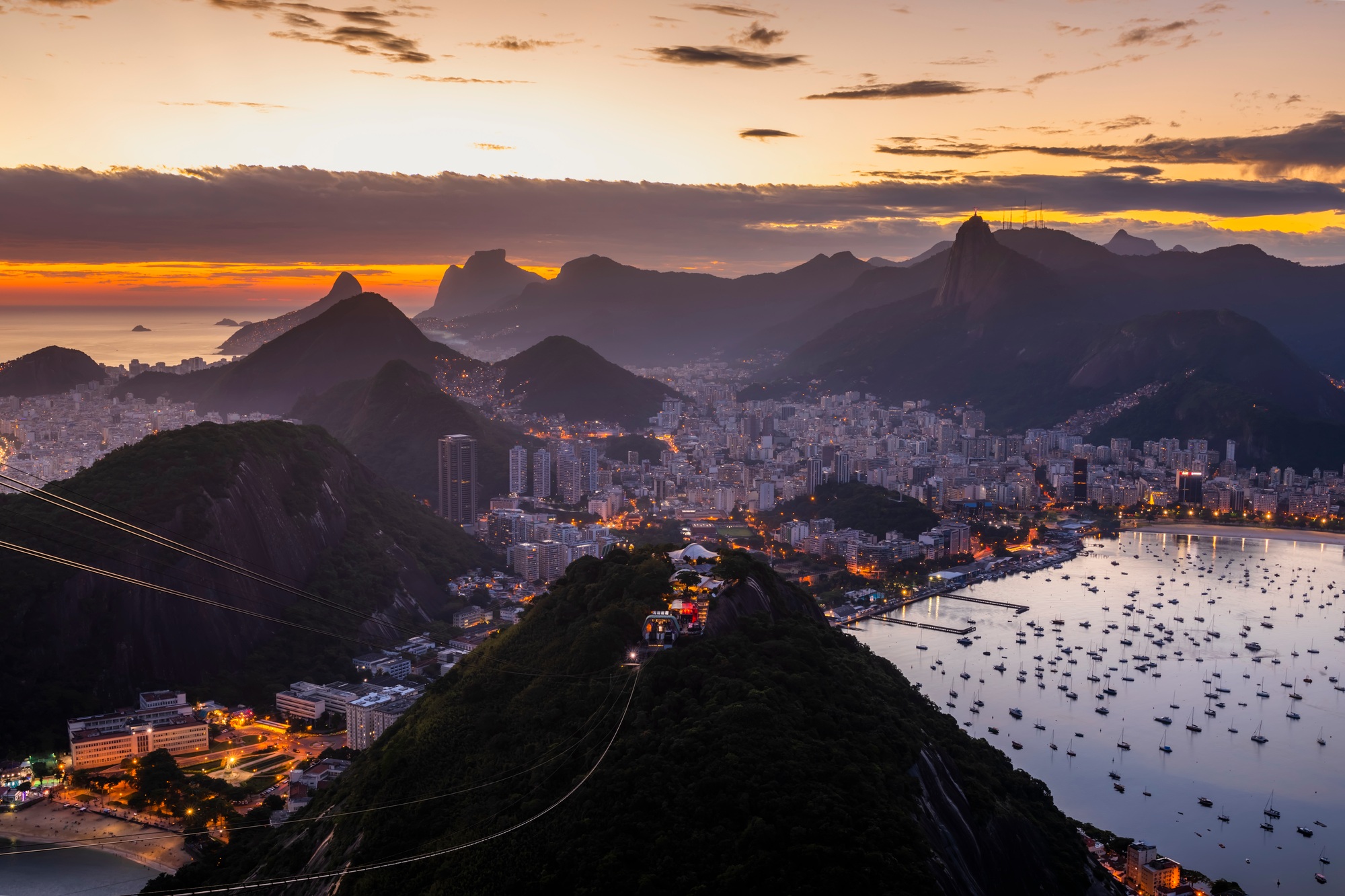 Rooftops e vistas da cidade: do pôr do sol ao pós-jantar