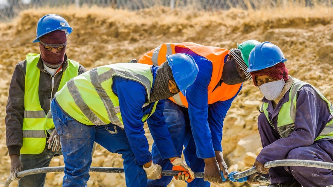 Equipe da H.M. Construções trabalhando em conjunto