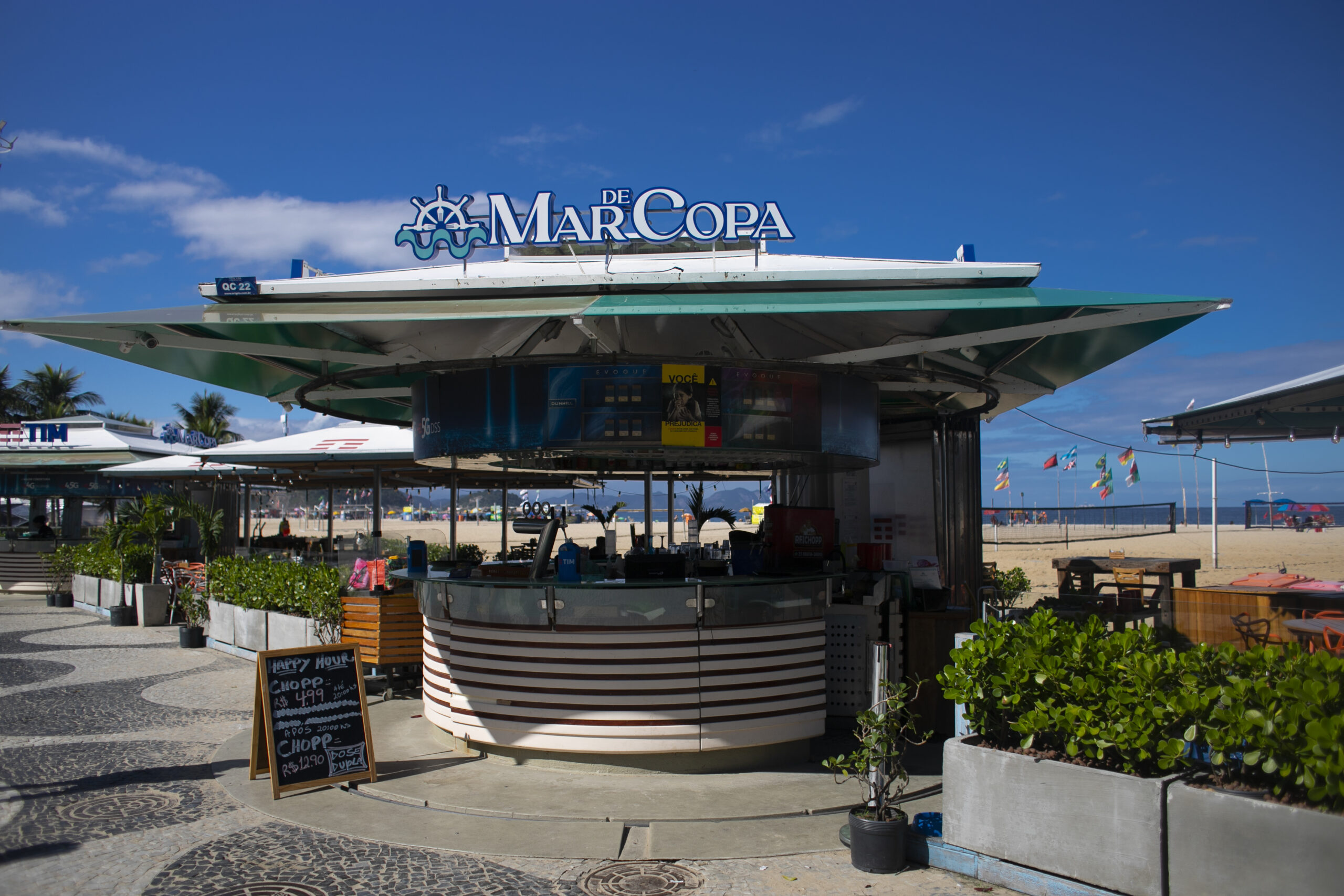 Lagoa e orla com vista para o mar: gastronomia com paisagem carioca