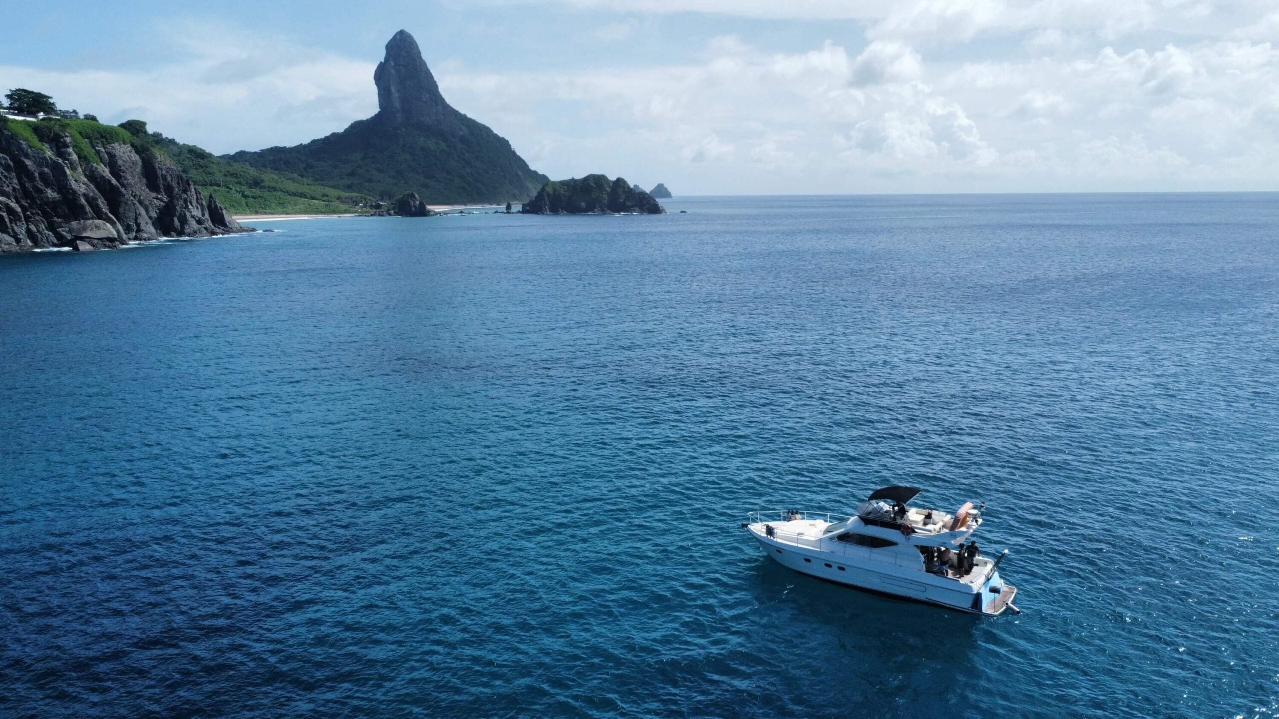 Passeio de lancha privativo em Fernando de Noronha com vista panorâmica das águas cristalinas