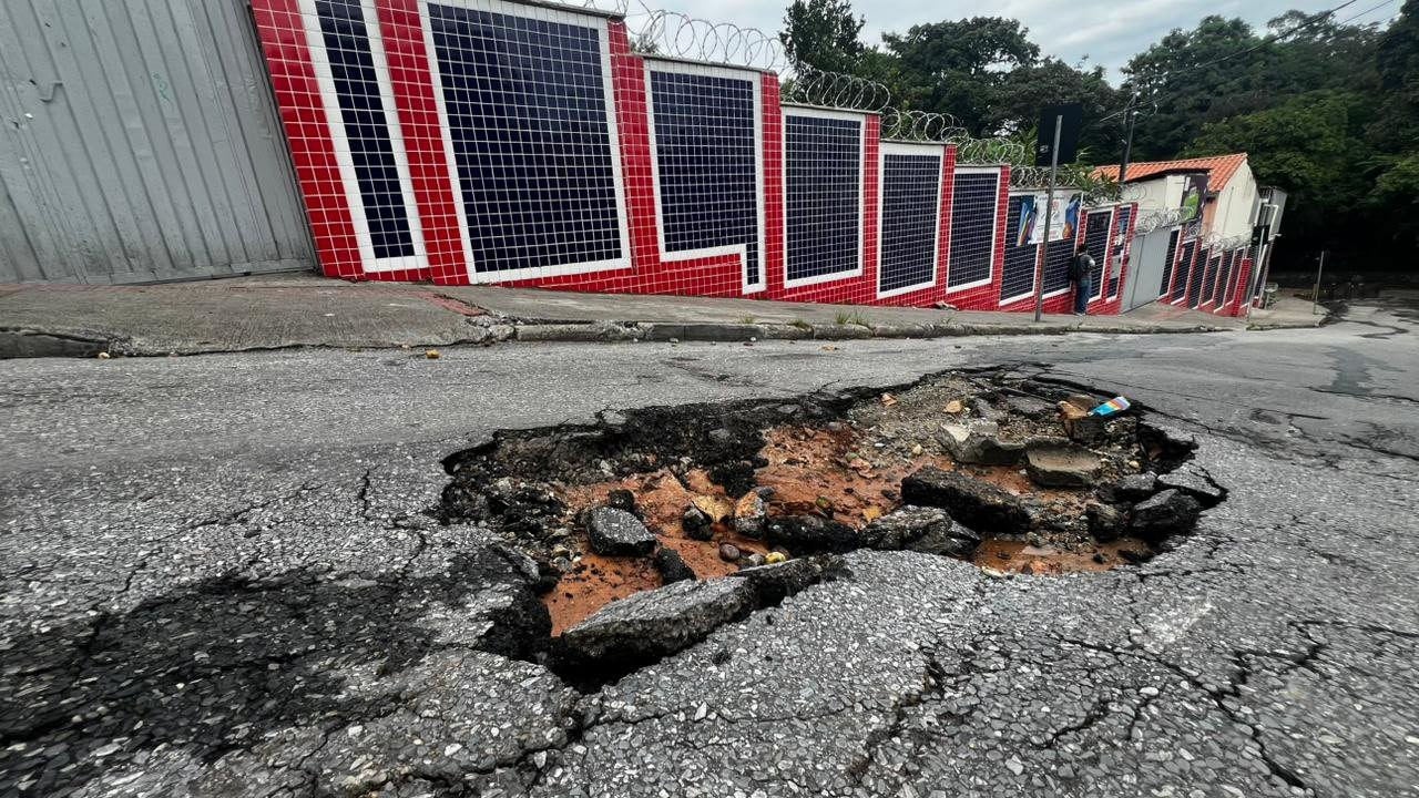 Equipe da prefeitura realizando reparo de buraco em via pública