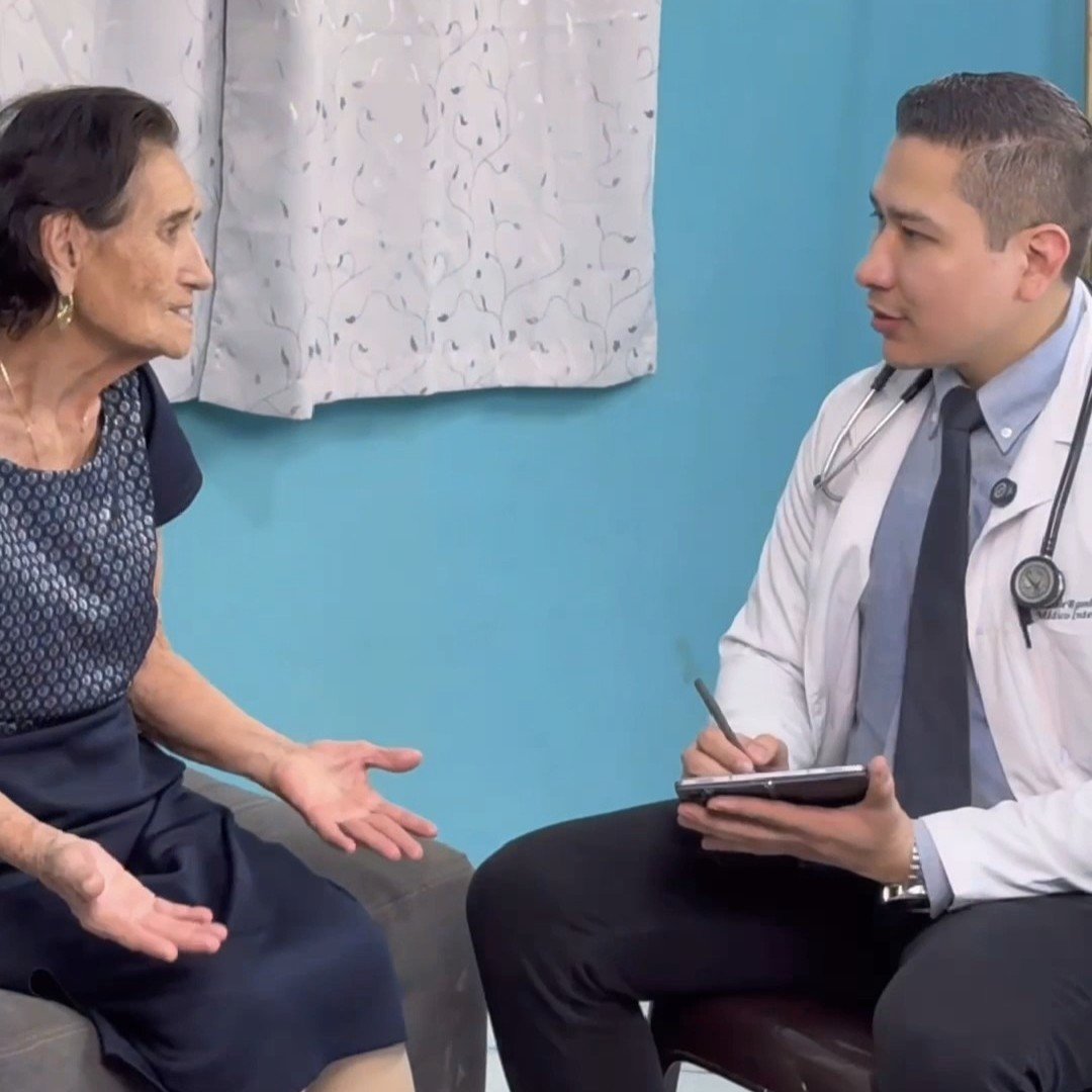 Dr. Aldair Ramírez atendiendo paciente