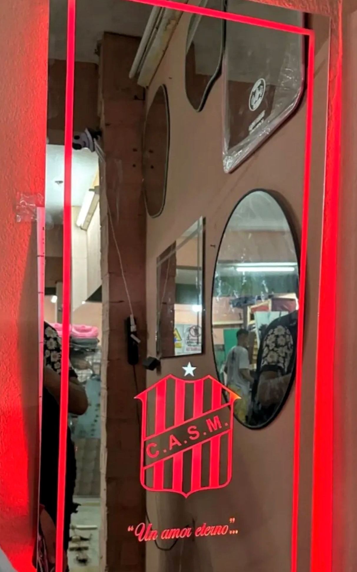 Espejo con logo CASM y luz roja - LuminaCrystal