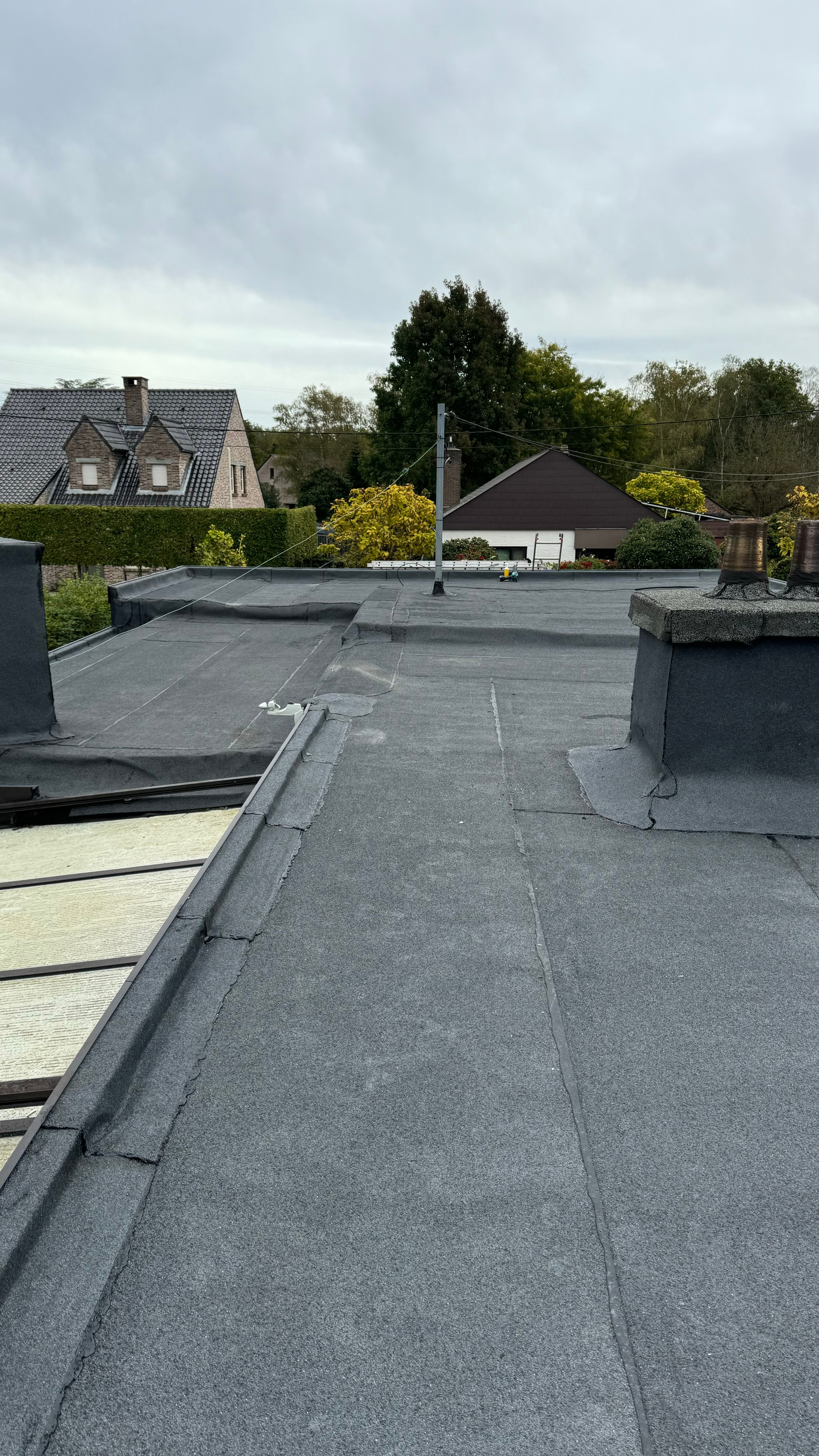 Roofing op geïsoleerd plat dak