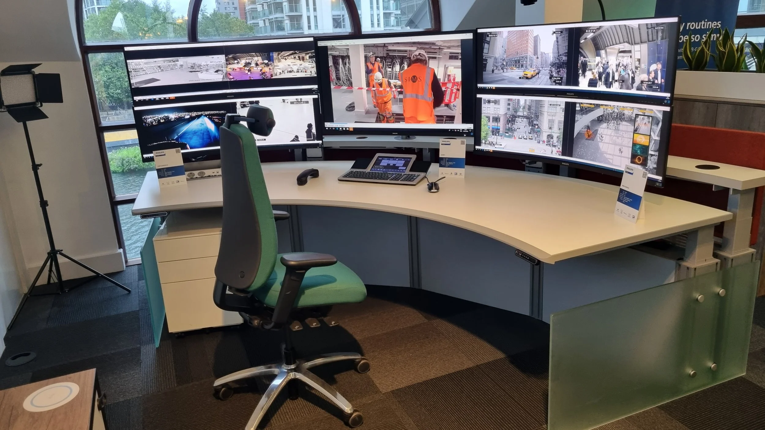 Moderner Kontrollraum mit Bildschirmen für Energiemanagement