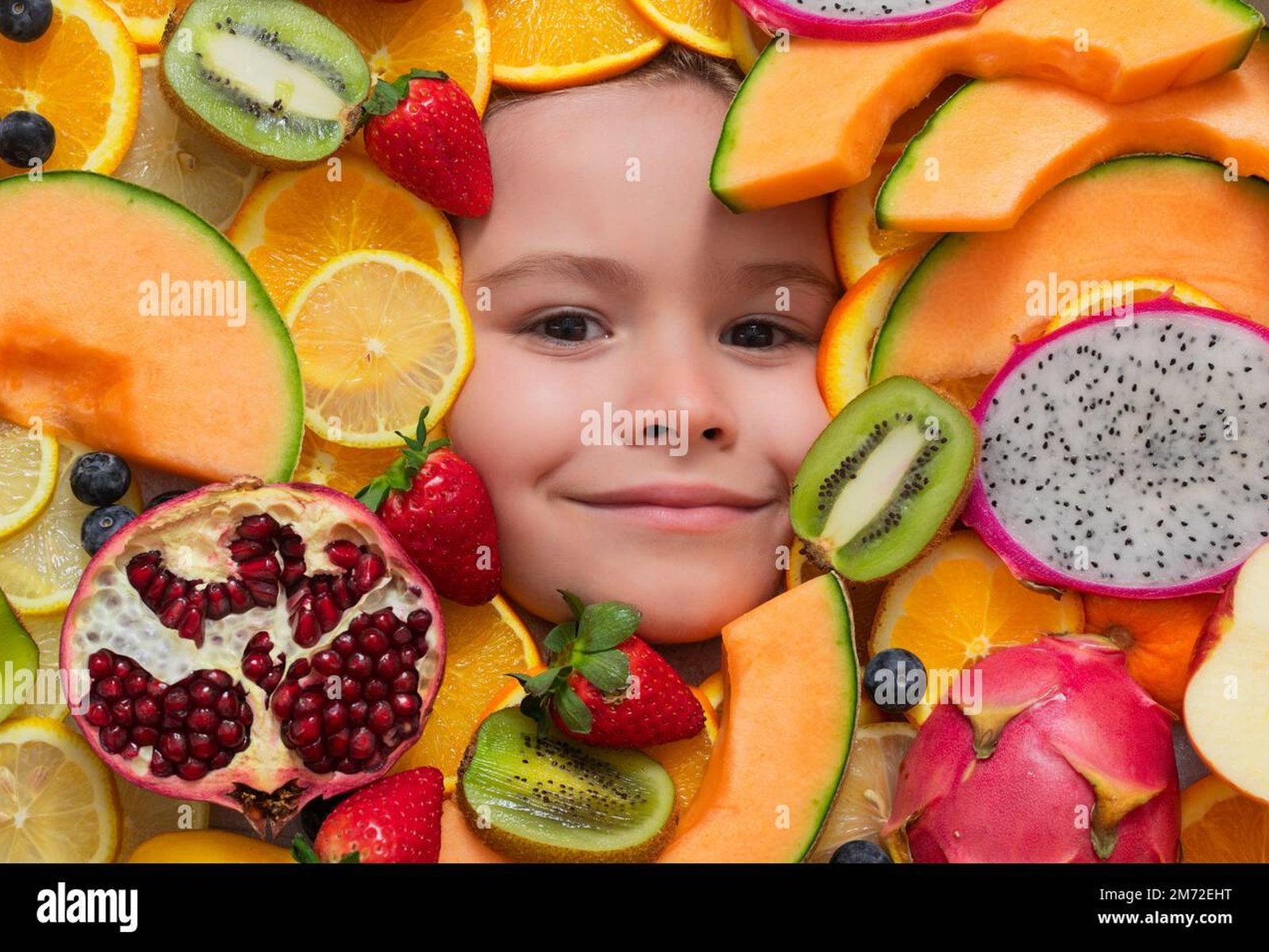 Crianças sorrindo com alimentos saudáveis