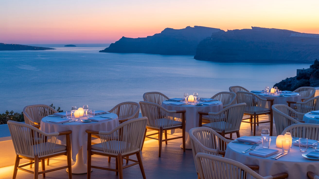 Vue méditerranéenne depuis la terrasse du restaurant Santorin
