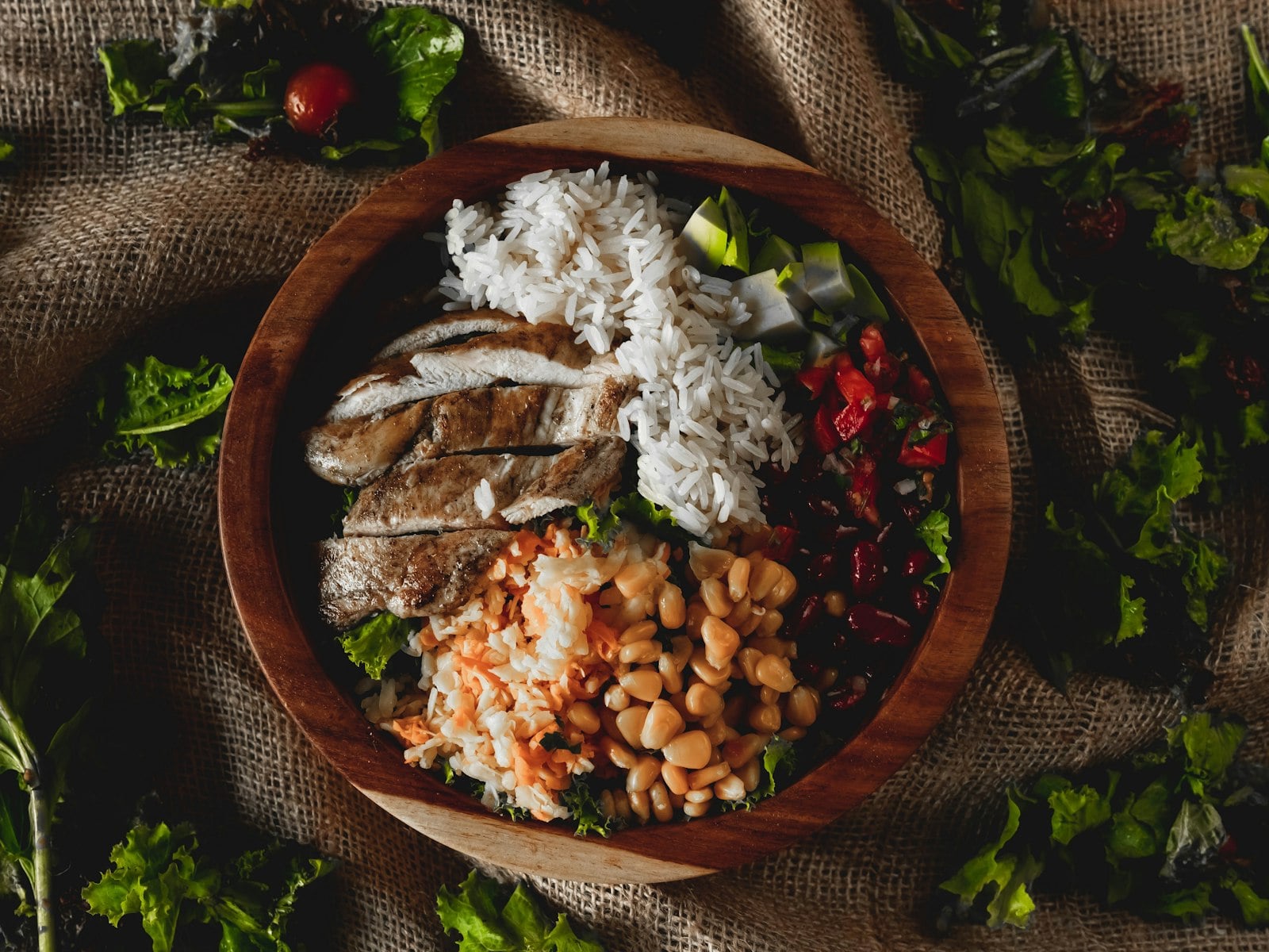 Prato brasileiro ilustrativo com arroz, feijão, frango e vegetais