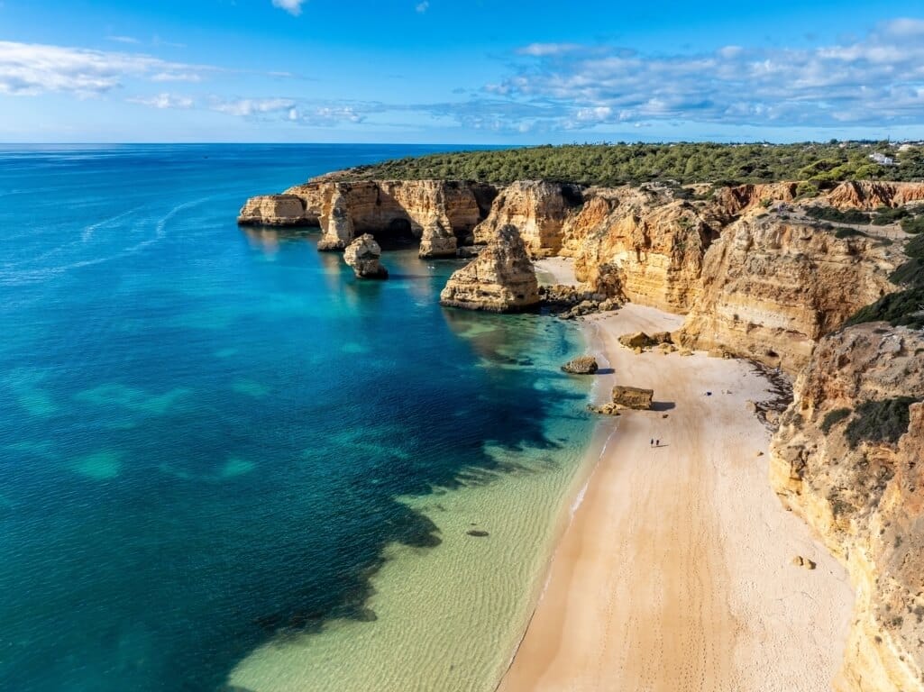 Falaises et plage de Praia da Marinha en Algarve