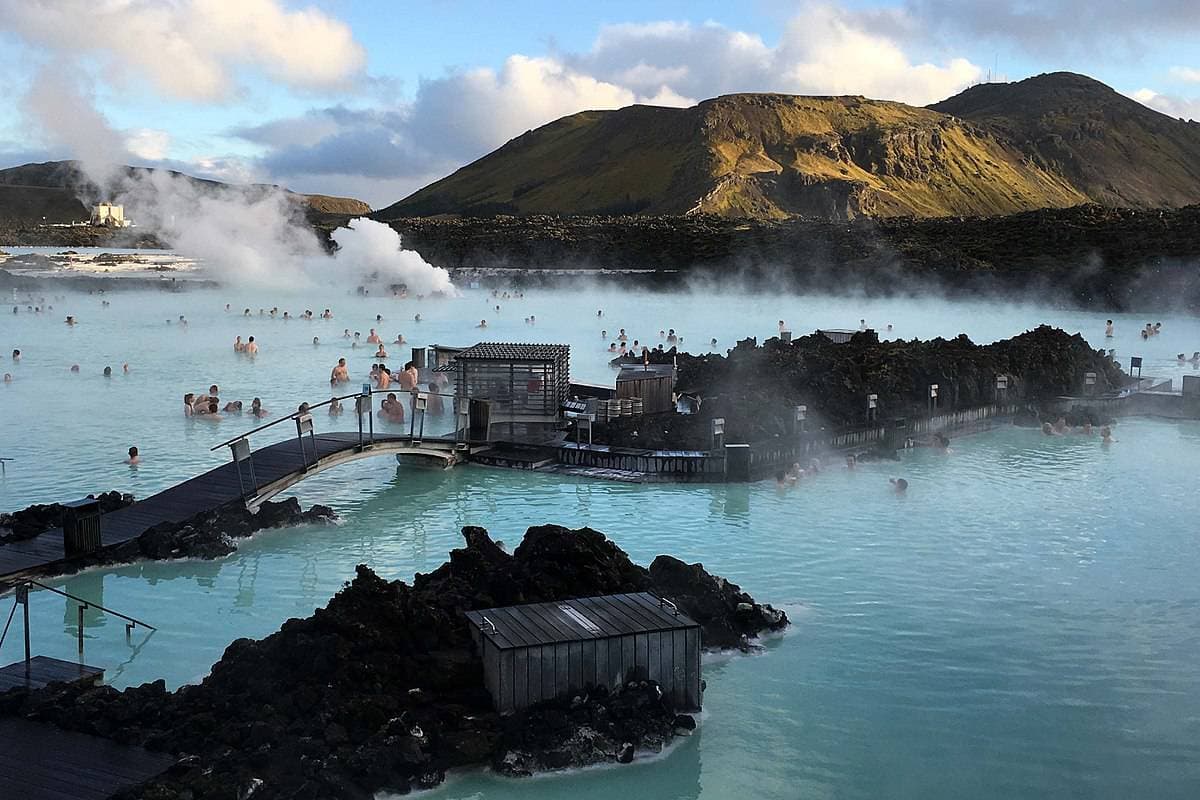 Eaux turquoise du spa géothermique Blue Lagoon en Islande