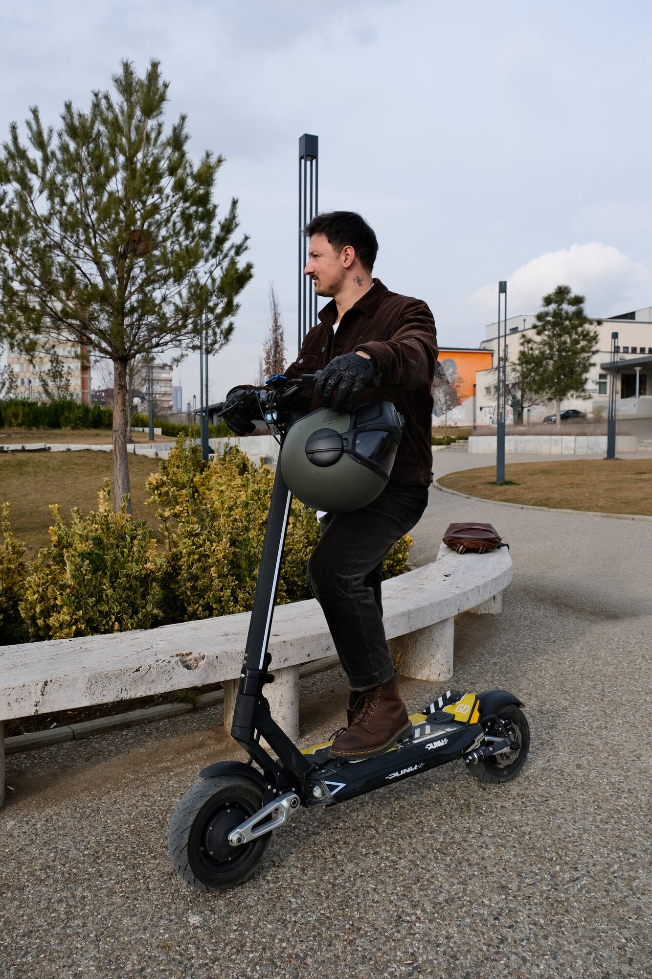 Monopatín eléctrico Punk Electric en la ciudad