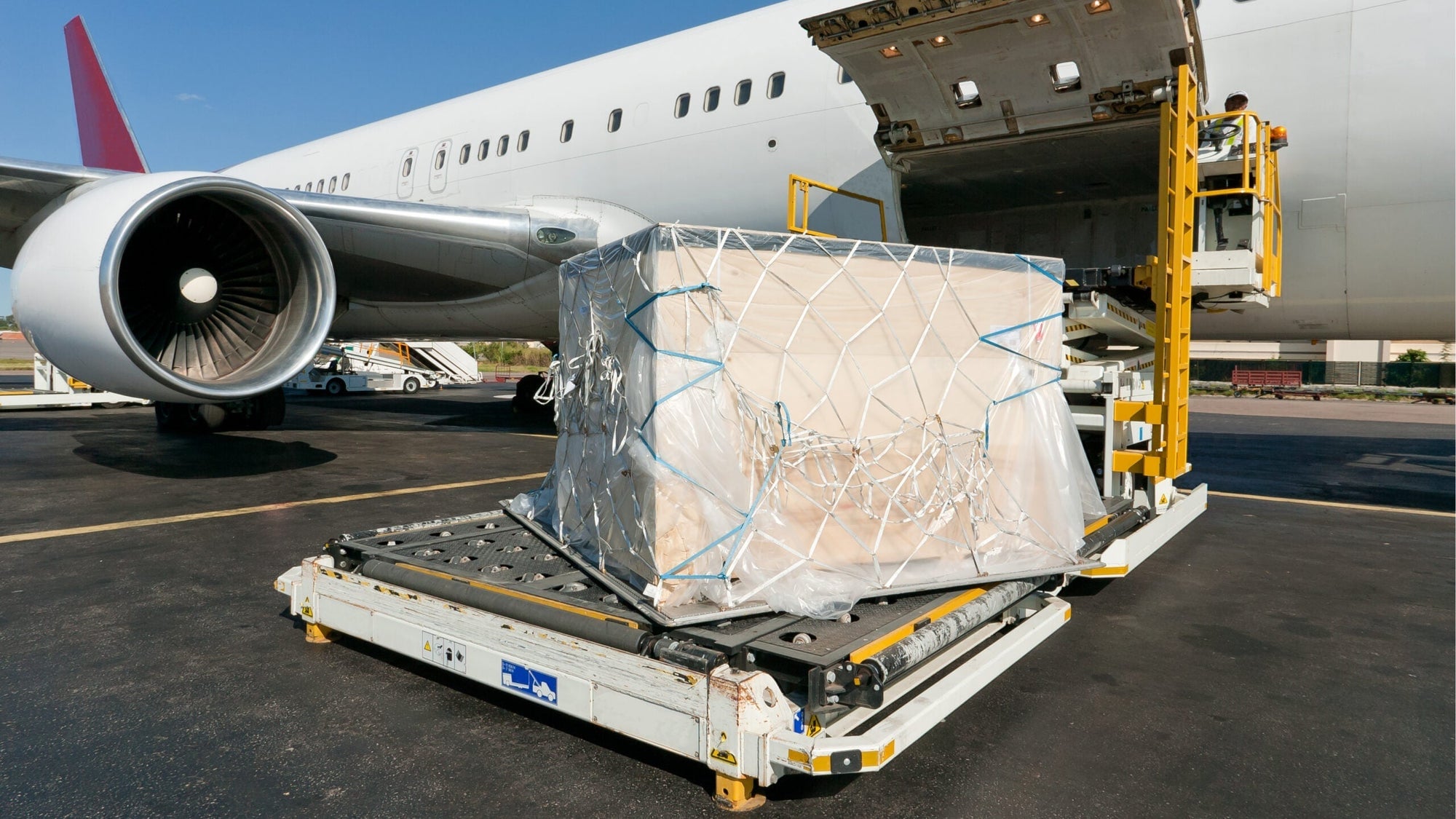 Air freight cargo loading on commercial aircraft