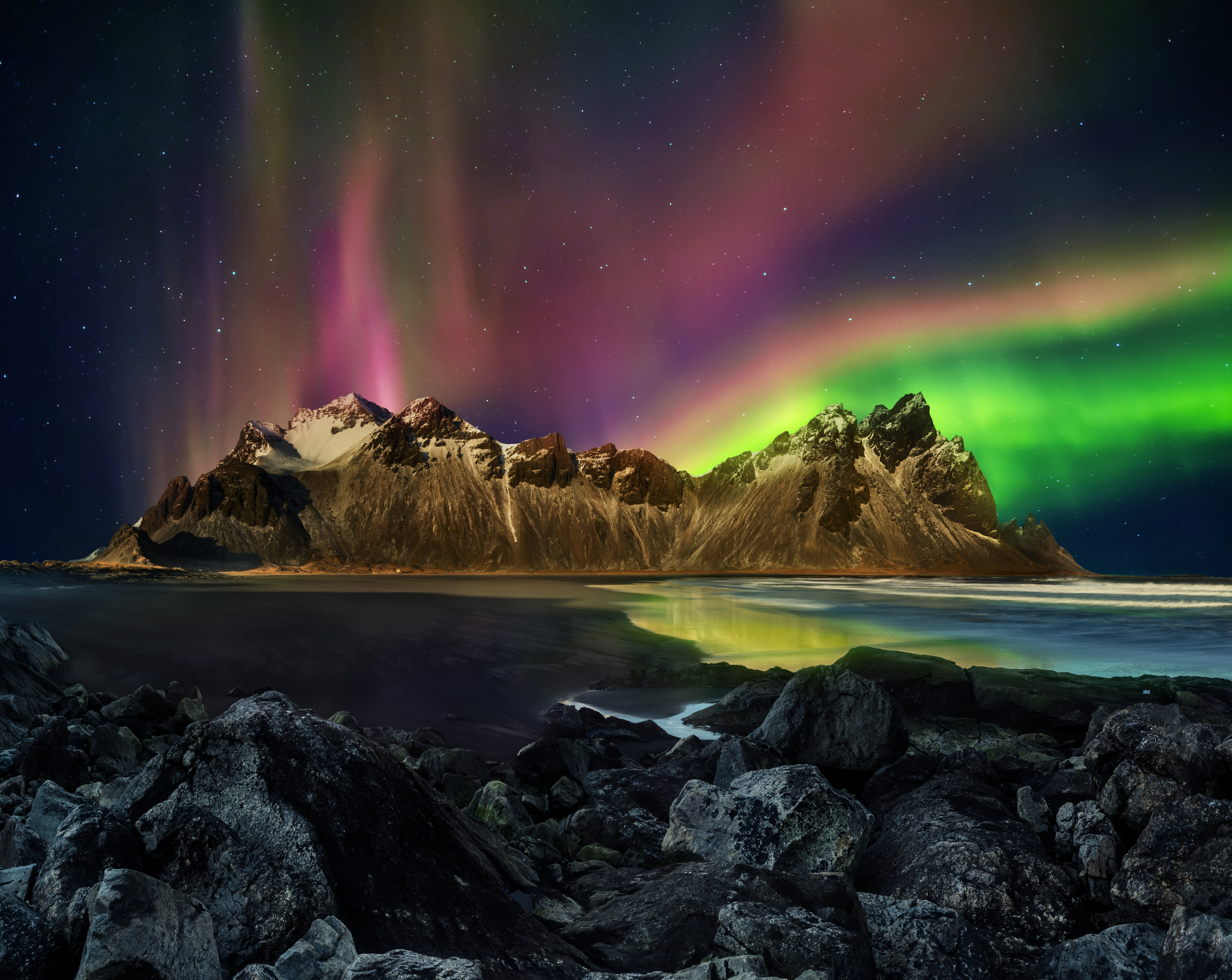 Aurores boréales vertes au-dessus d’une montagne en Islande