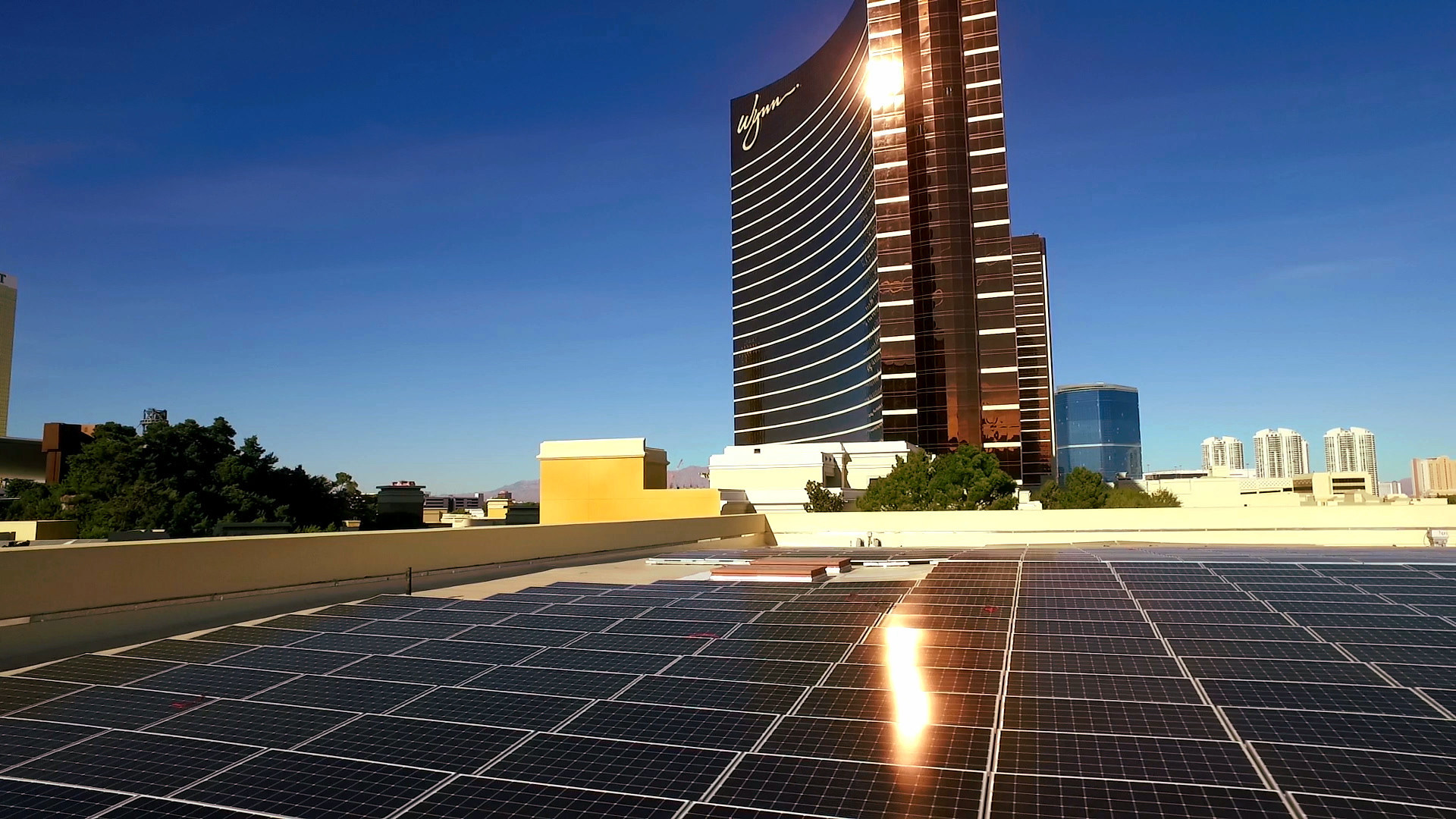 Hotel con instalación de paneles solares para energía limpia y sustentabilidad hotelera