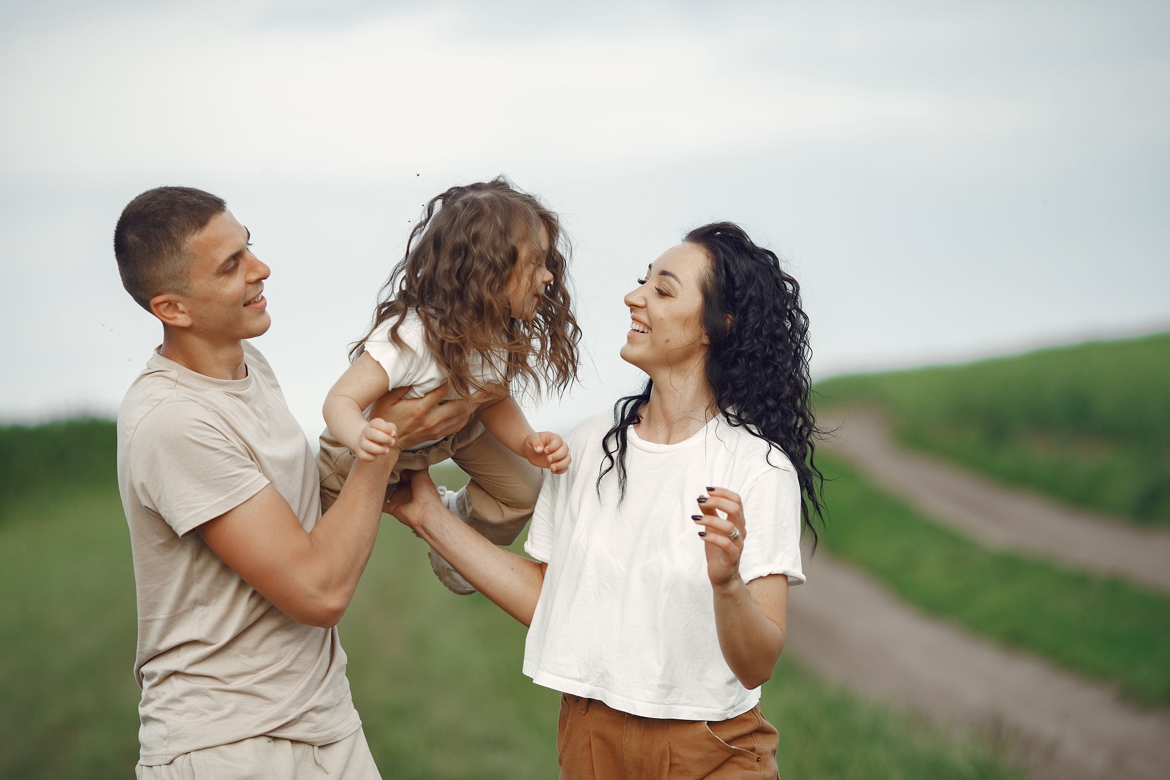 Família sorrindo com a tranquilidade de ter um bom plano de saúde