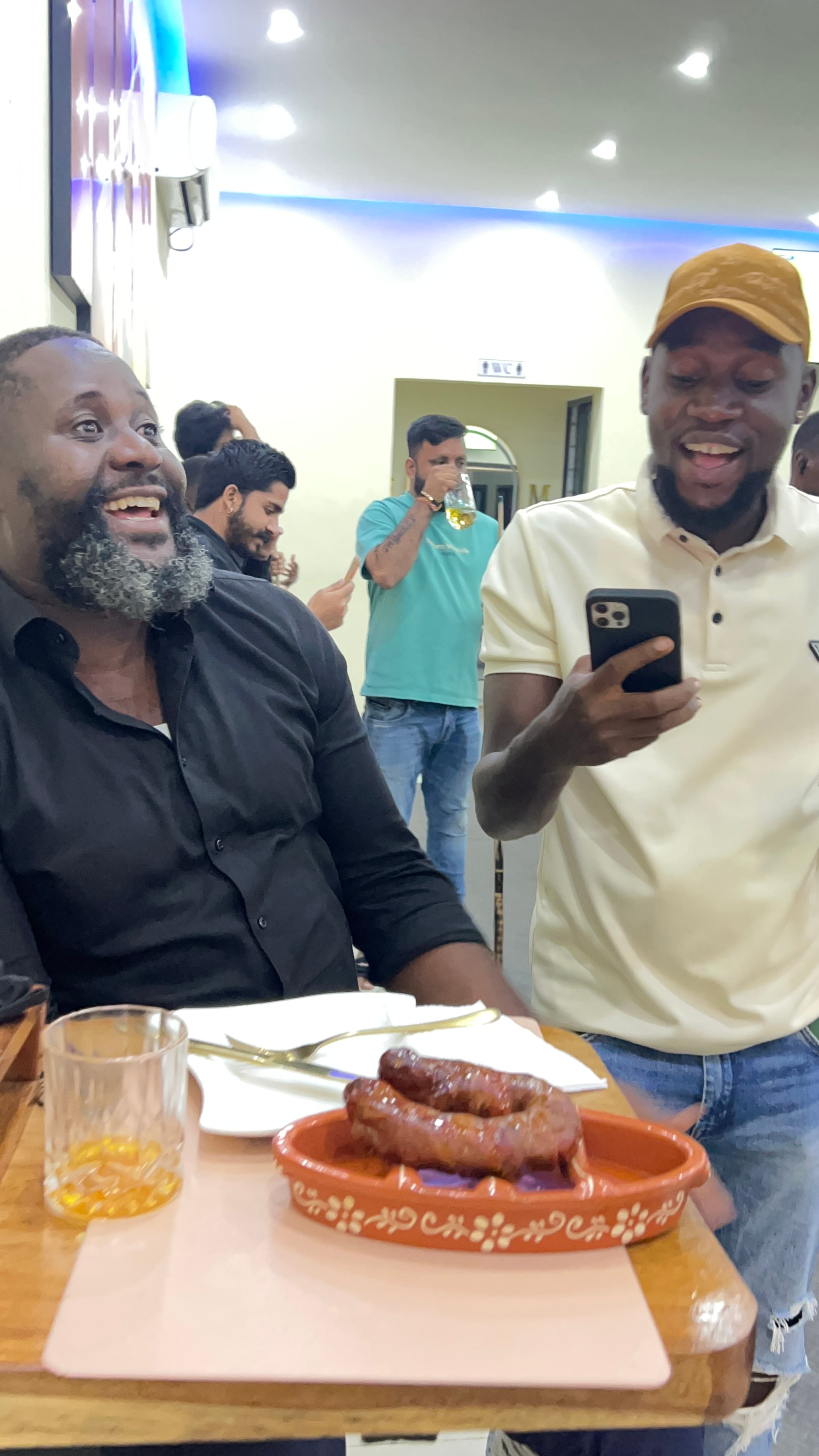 Convívio à mesa com amigos