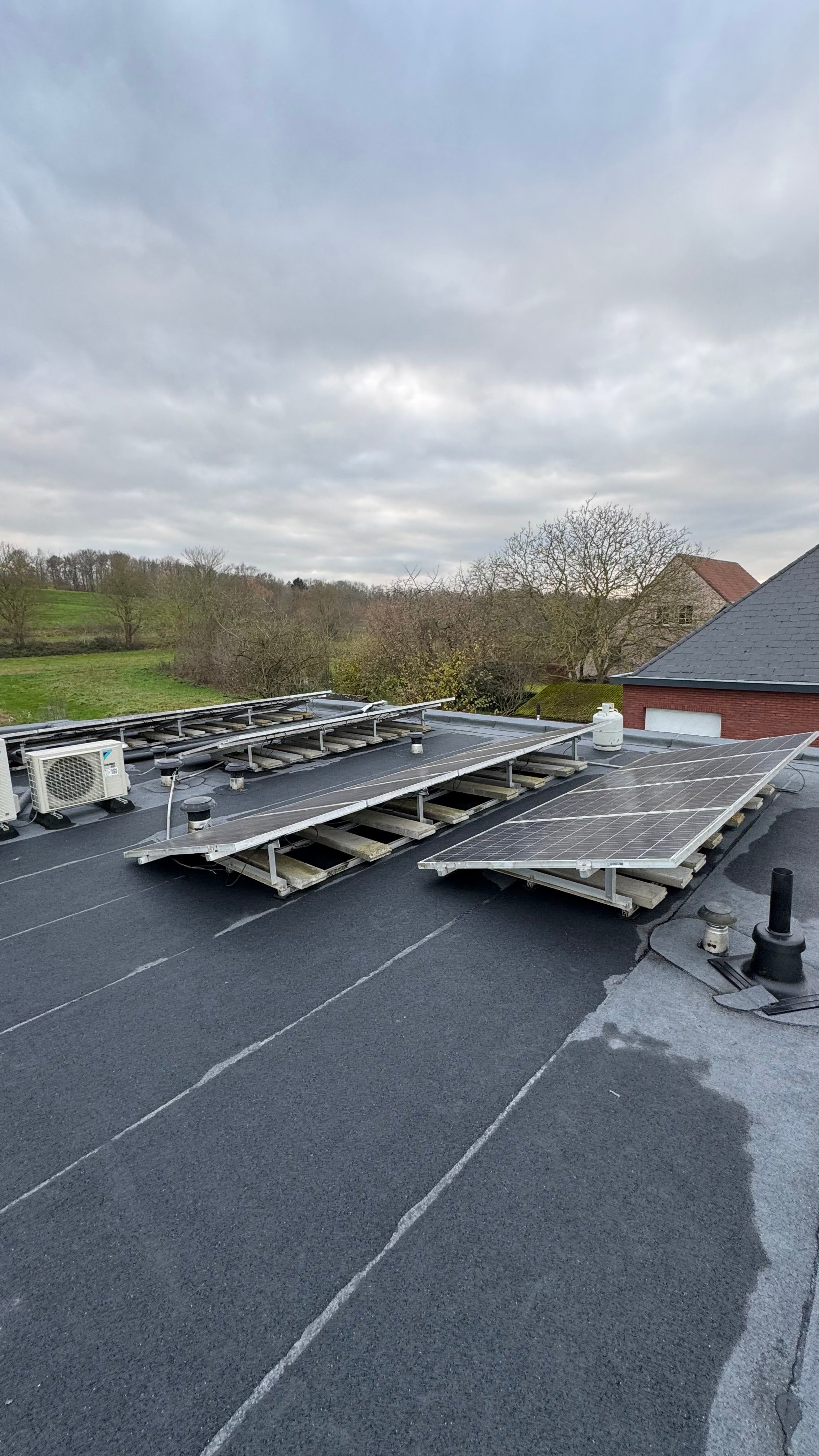 Renovatie plat dak met zonne-installatie