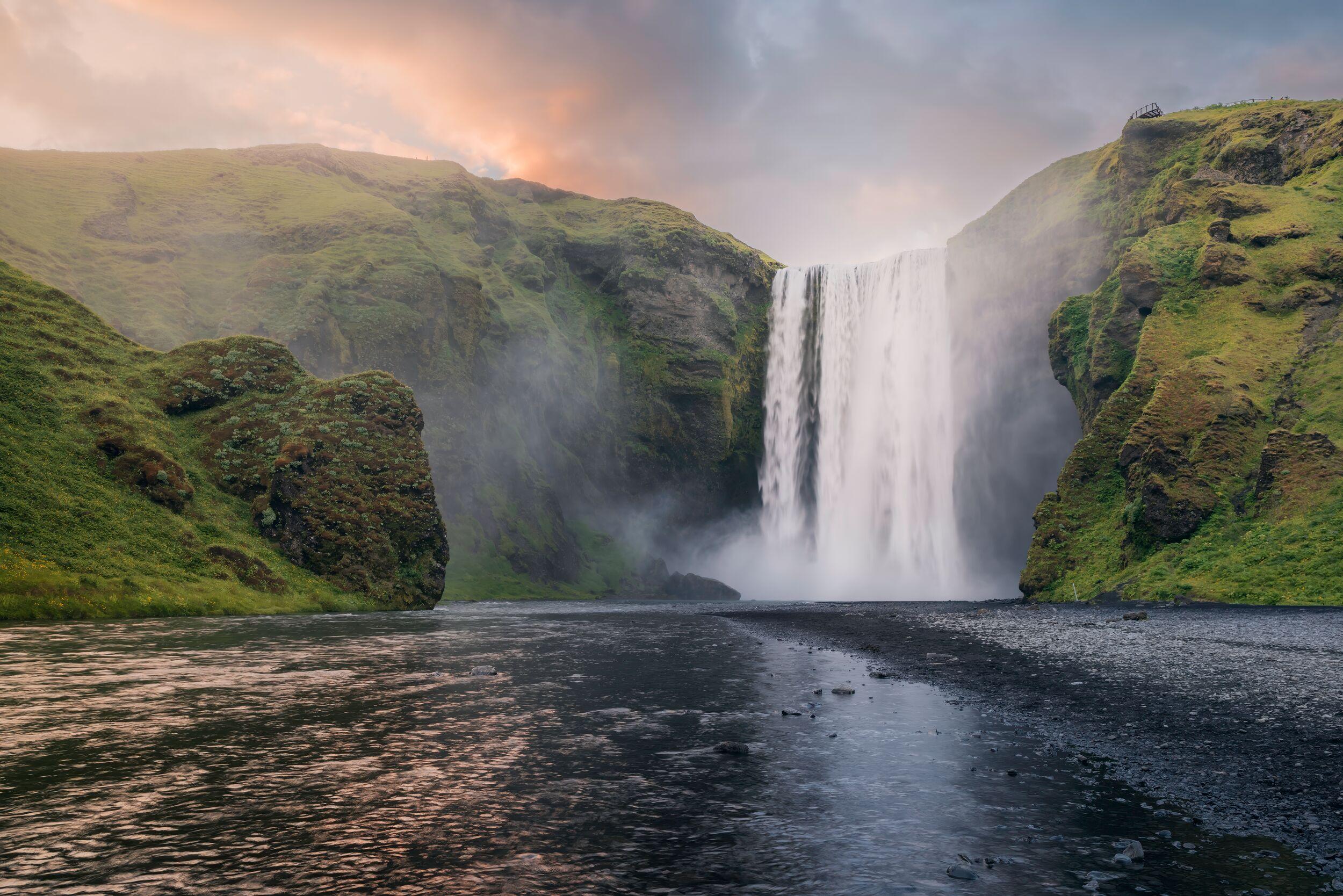 Cascade Skógafoss avec arc-en-ciel