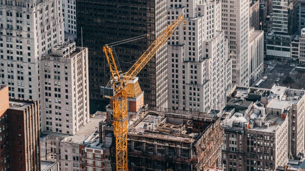 Canteiro de obras profissional com guindastes e construção moderna