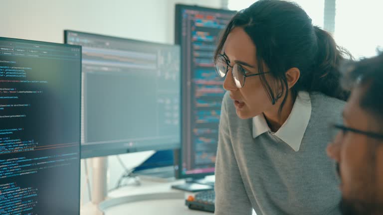 Modernes Entwicklerteam bei der Arbeit an Software-Projekten