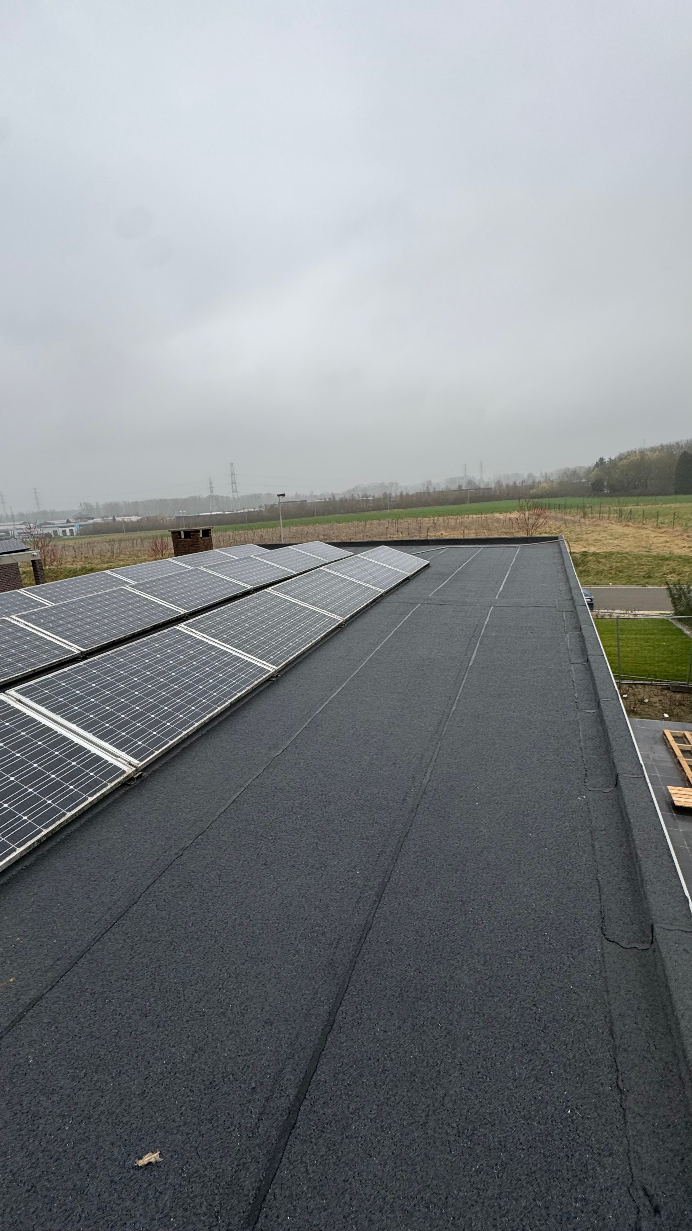 Plat dak met isolatie en zonnepanelen