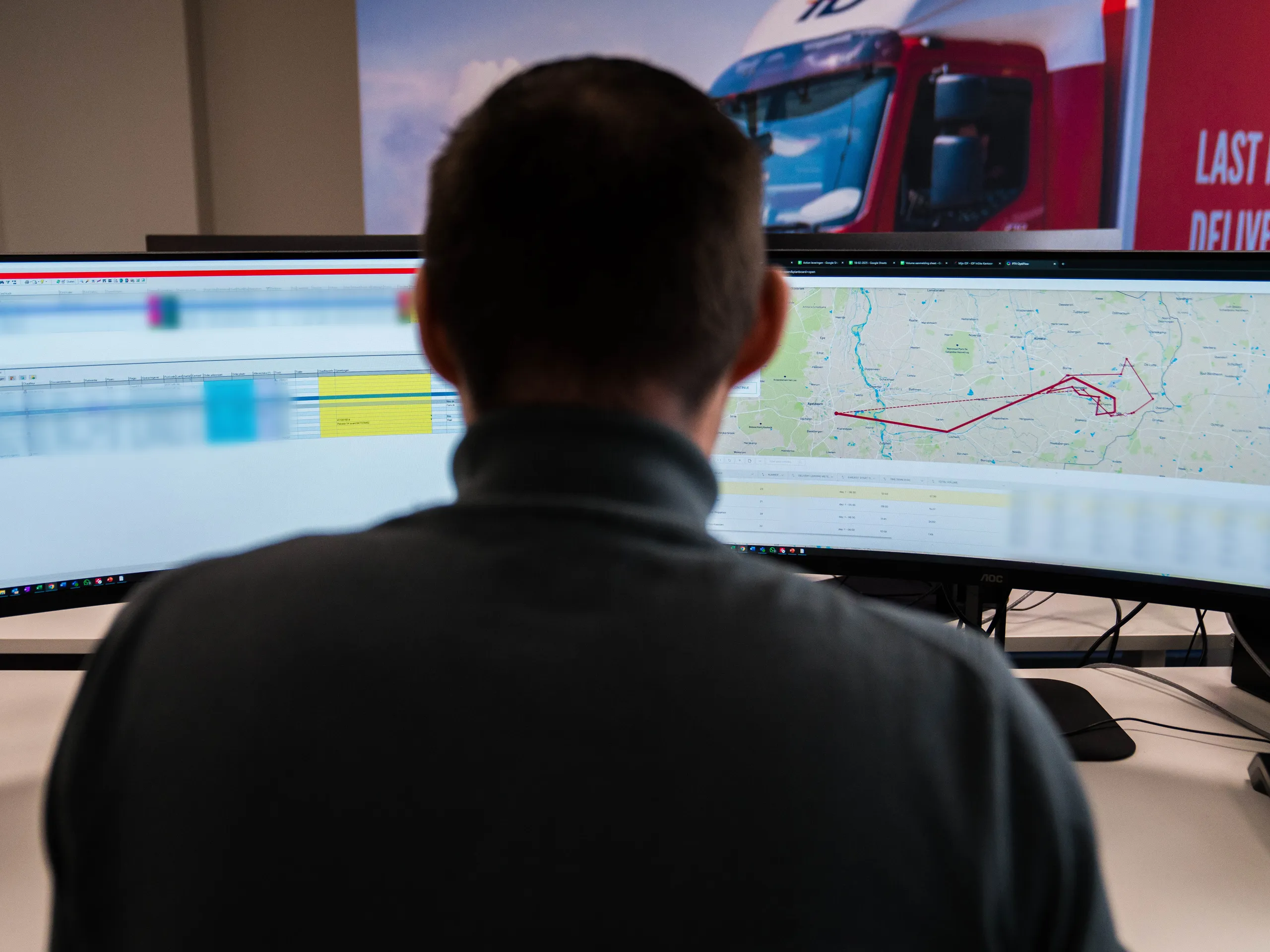 Logistik-Disponent arbeitet mit dem BeamMyCar Cockpit am Laptop