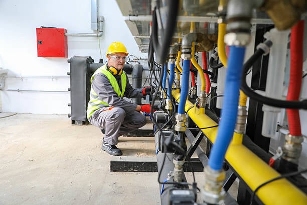 Hydraulik pracujący przy instalacji