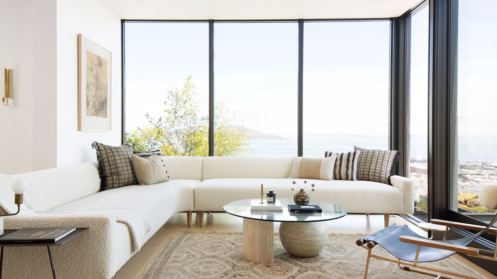 Ambiente minimalista com disposição de móveis moderna