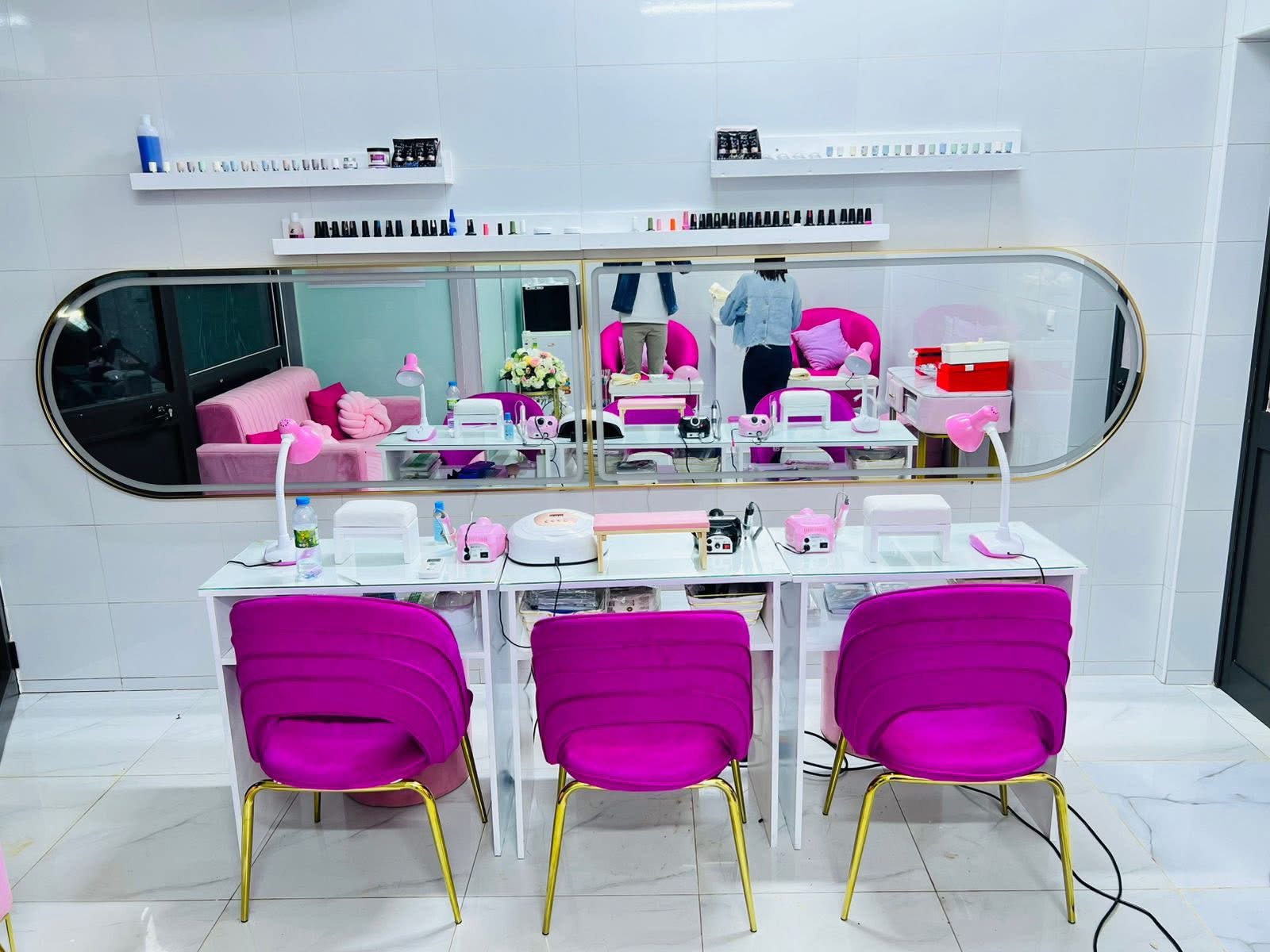 Bancada de manicure com espelho e vernizes