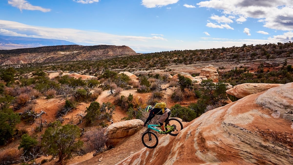 Ciclista em trilha com paisagem natural e montanhas