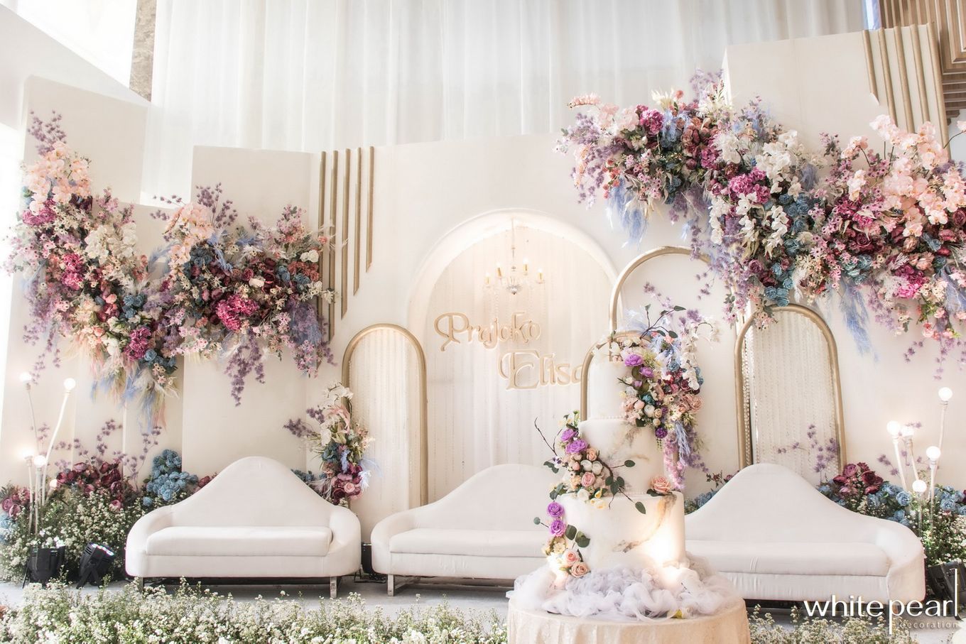 Backdrop akad nikah dengan kain dan rangkaian bunga