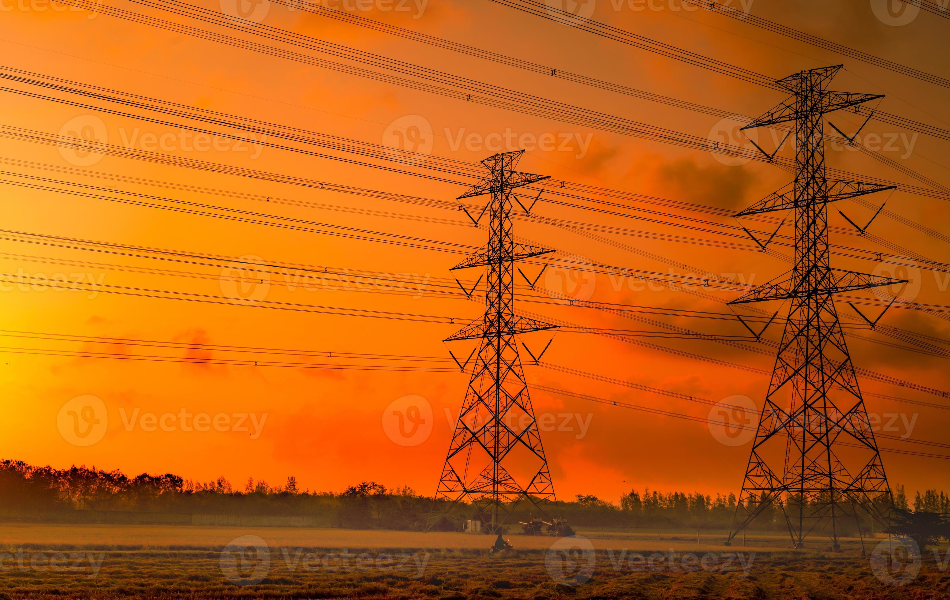 Hochspannungsleitungen vor Sonnenuntergang – Energieinfrastruktur