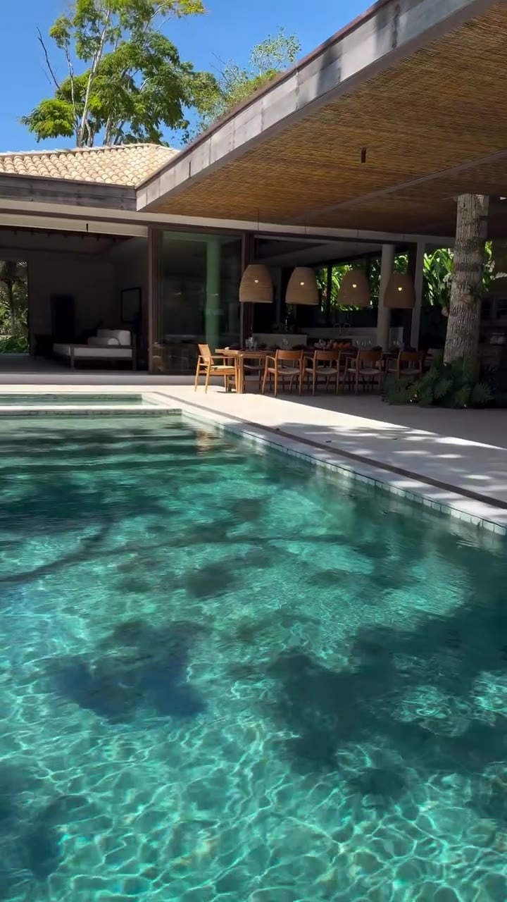 Casa Oiti - água cristalina da piscina