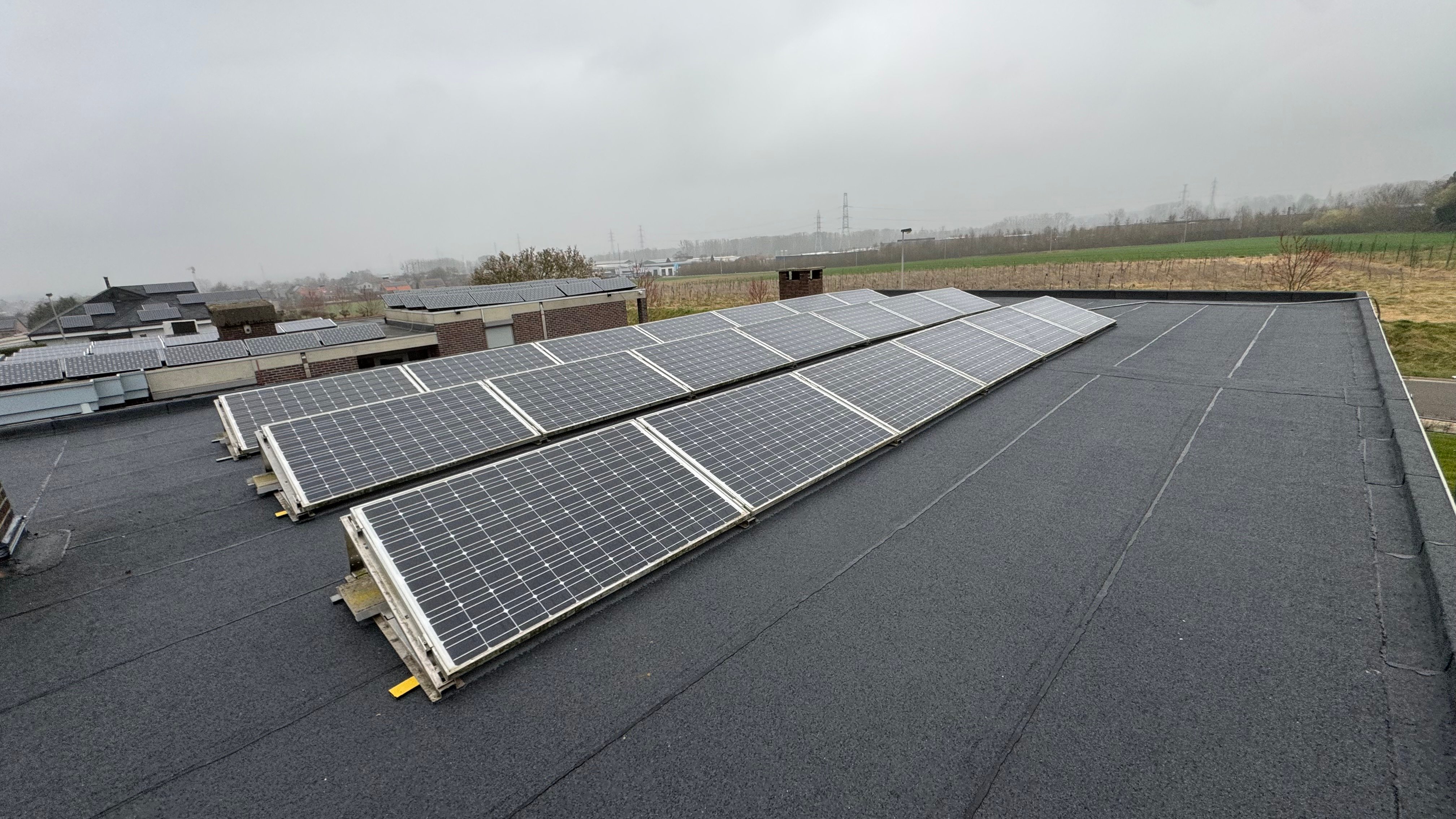 Energiezuinig plat dak met zonnepanelen