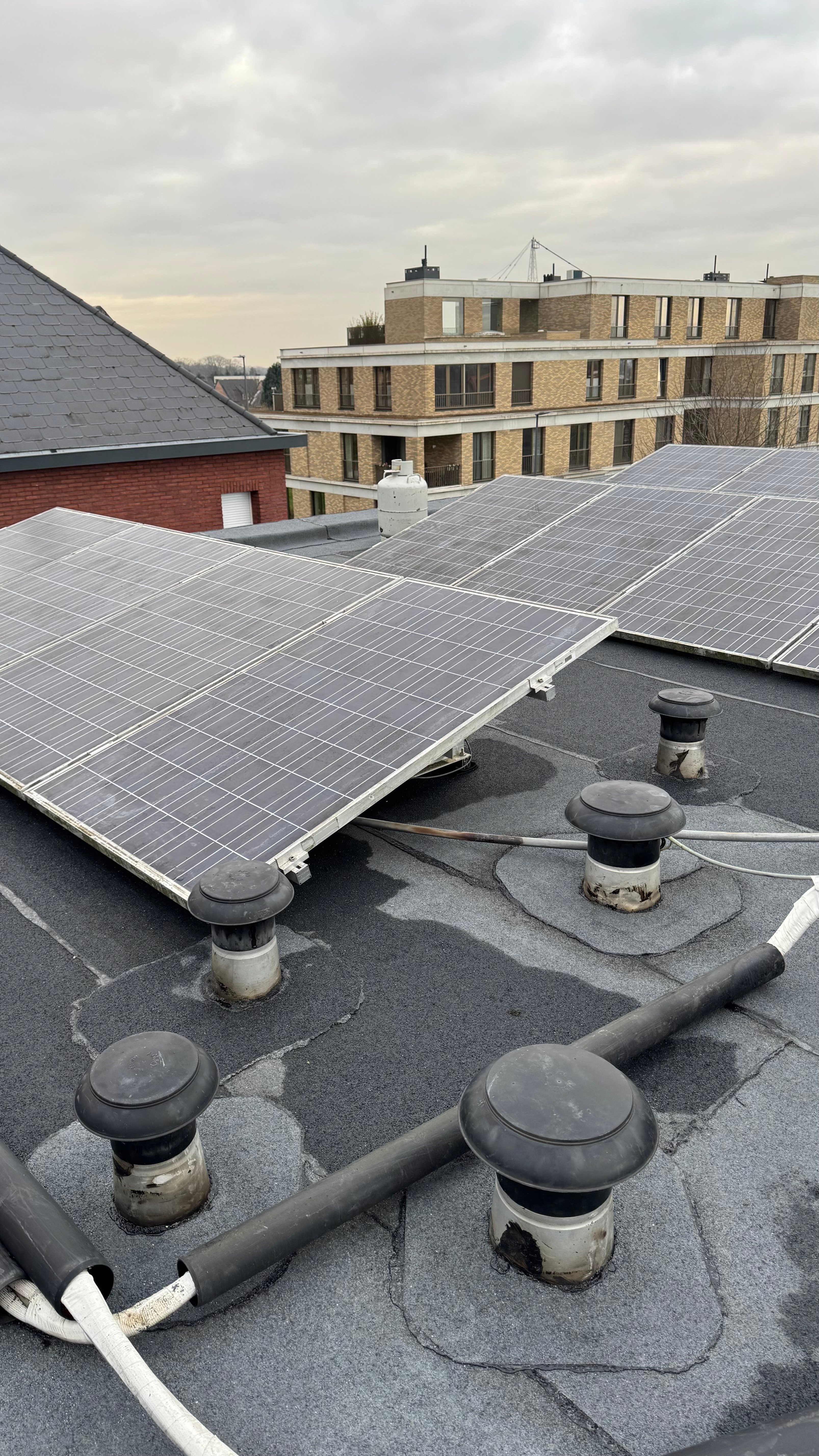 Zonnepanelen op gerenoveerd plat dak