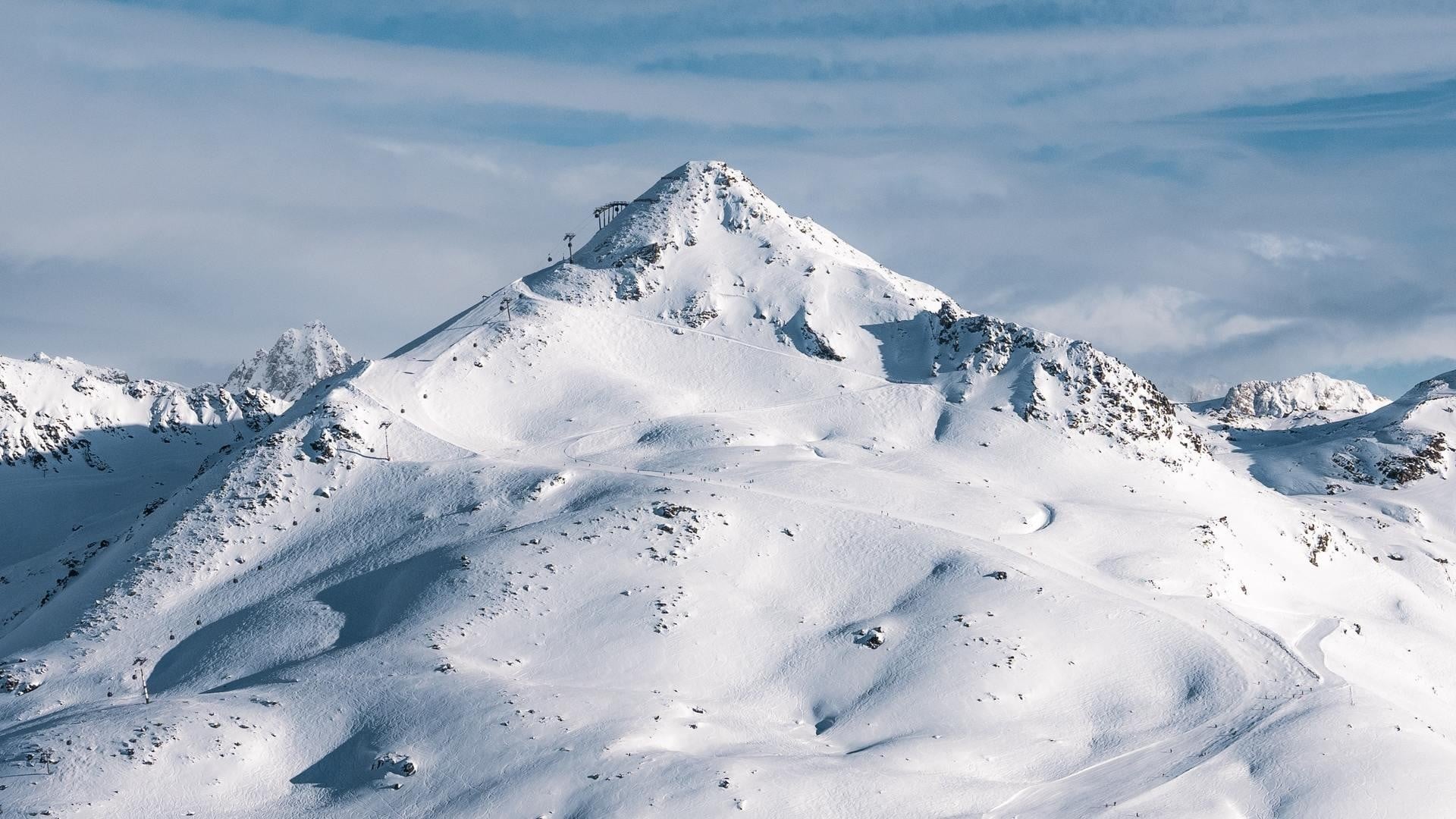 Mont Vallon telecabine above Méribel with snow-covered peaks