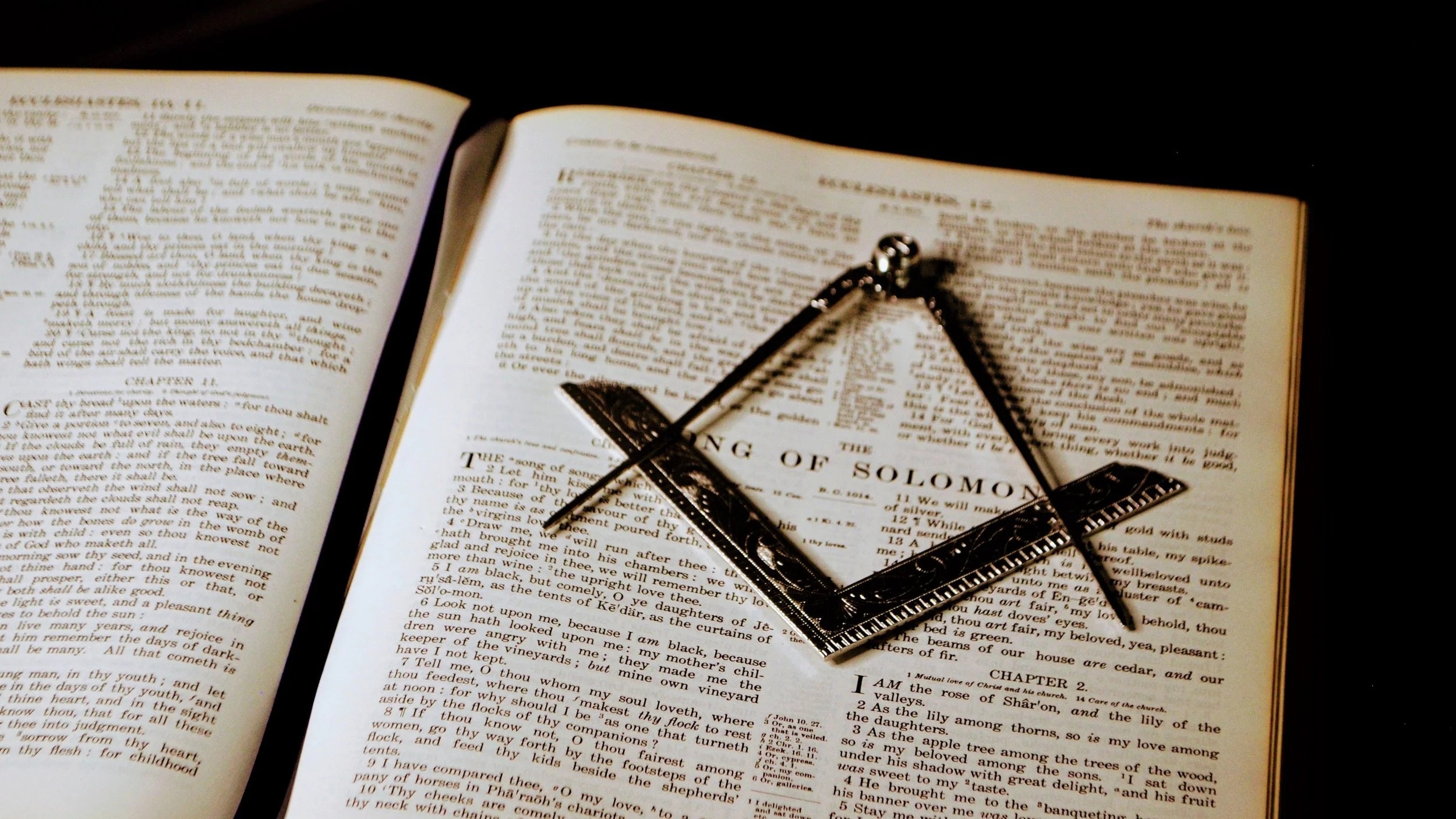 Masonic square and compasses