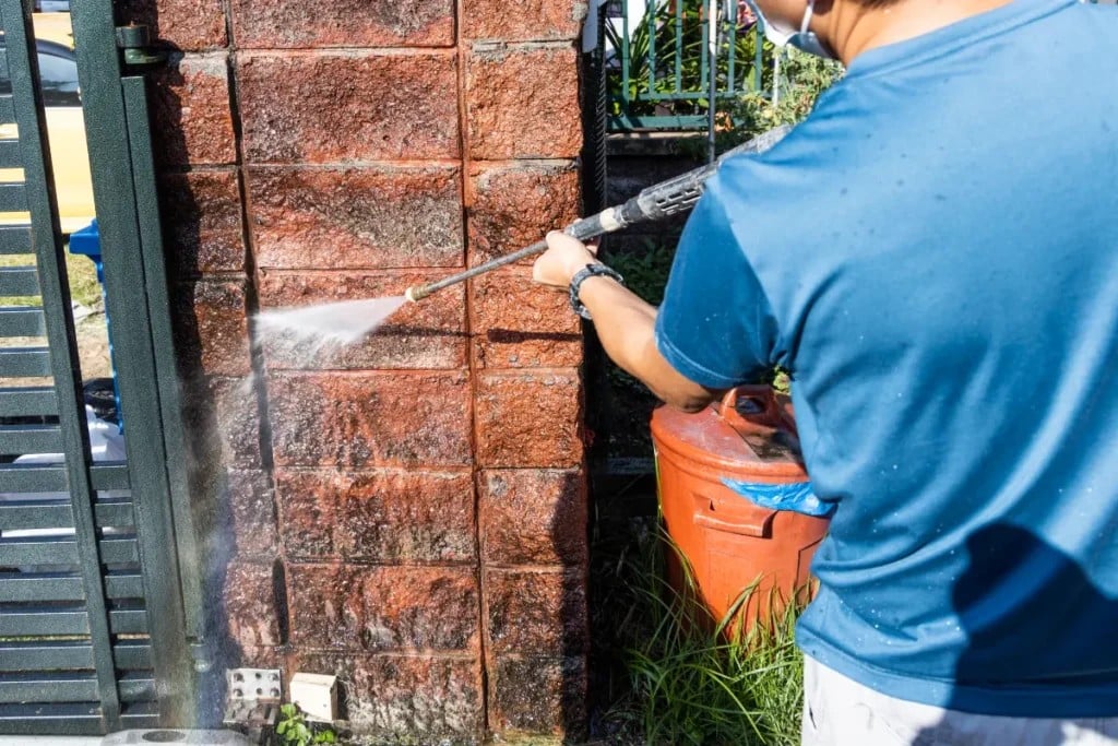 Bakstenen muur hogedruk reiniging