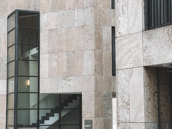 Edificio de arquitectura moderna con fachada de cristal