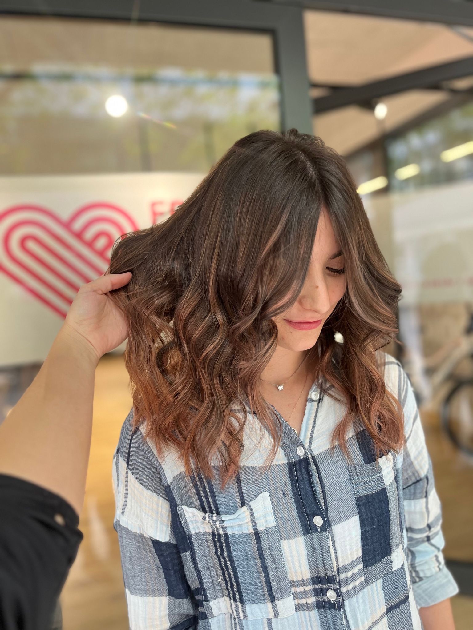 Brünette Wellen mit Karamell – Friseur New Look Singen