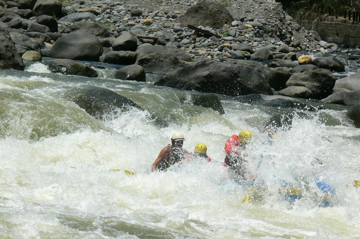 Tour de Rafting: La Emoción del Río Pejibaye
