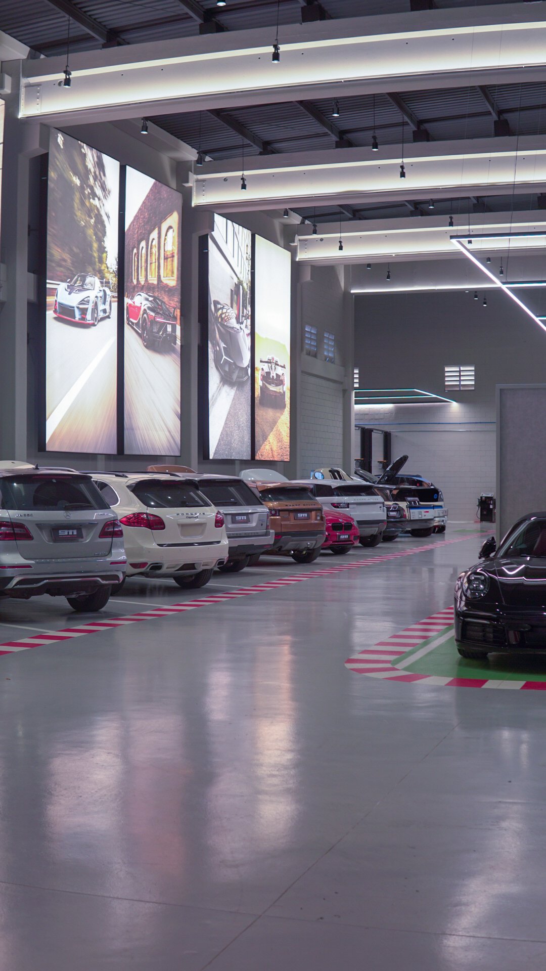 Oficina com carros premium