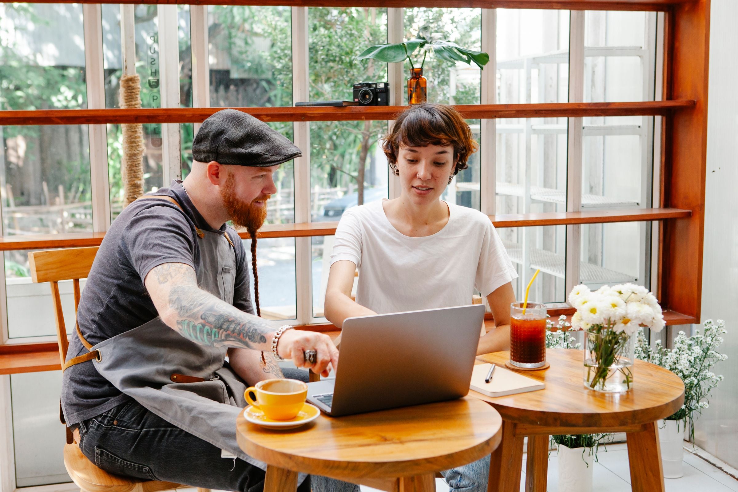 Échange de travail autour d’une table