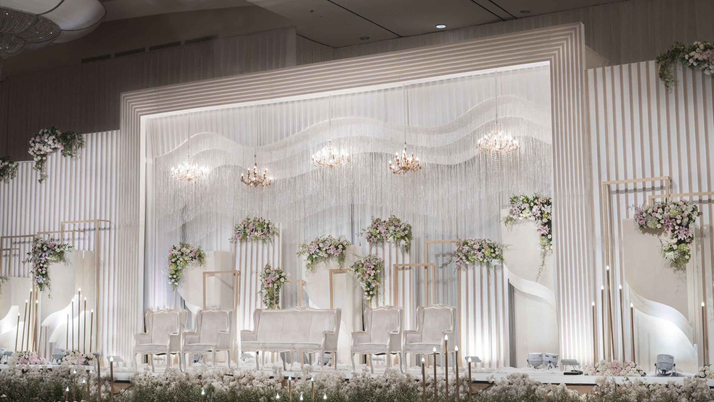 Dekorasi pernikahan elegan oleh HI DECOR