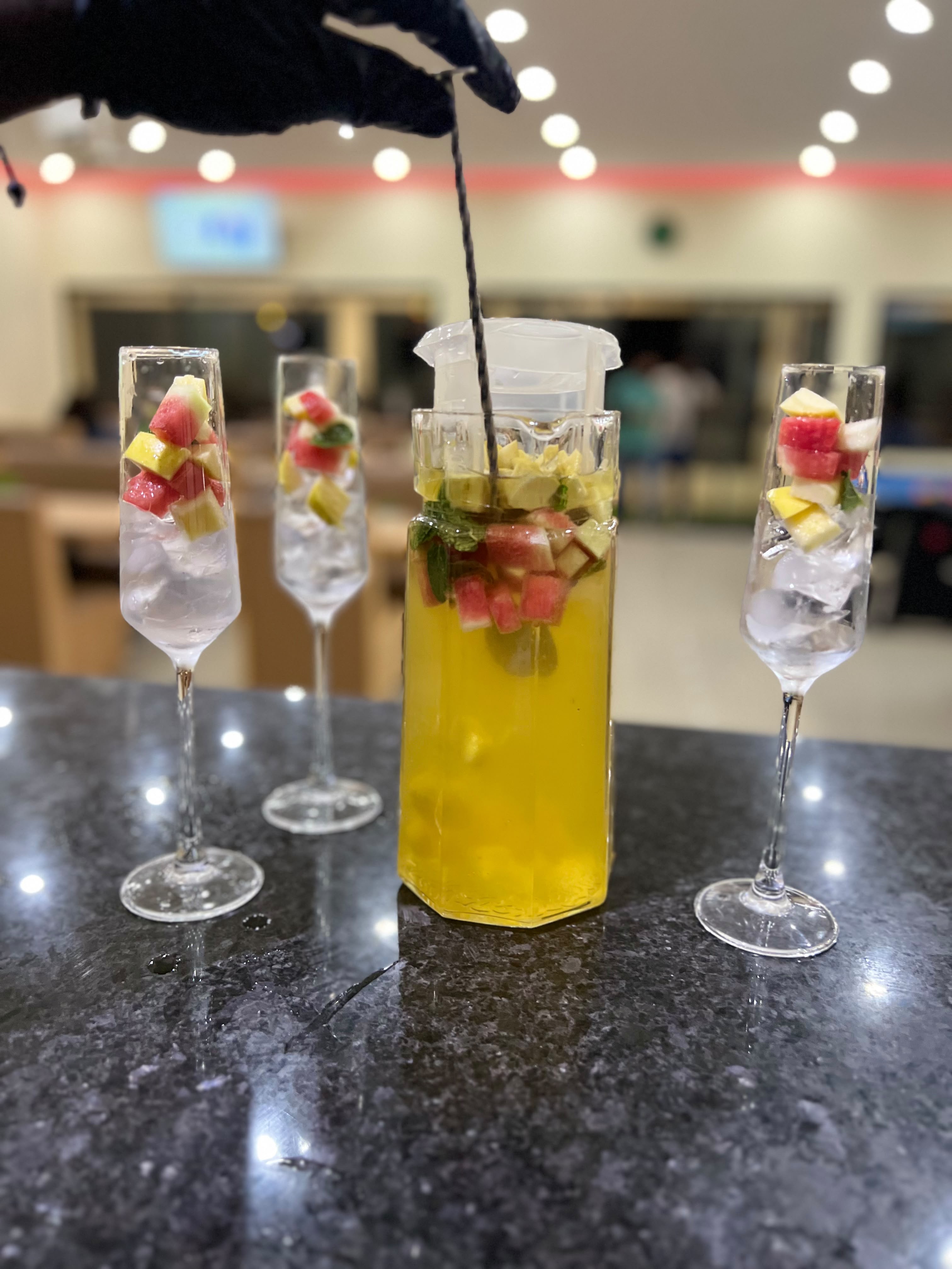 Cocktail de frutas com jarro